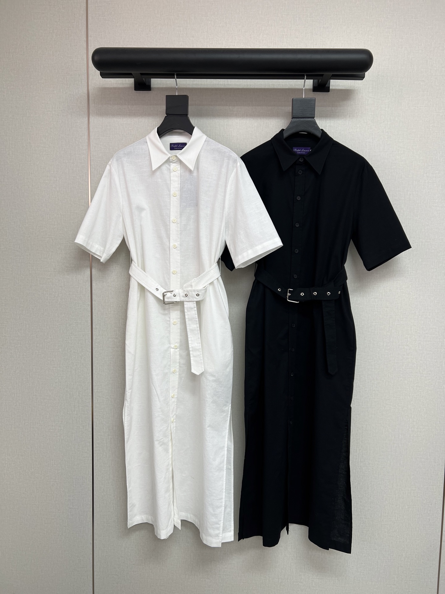 NO:844111,High-quality Raff/Purple Label 26ss linen shirt dress~ Highly intelligent linen belt shirt dress G mesh 13850~ Made of 50% linen and 50% cotton fabric. It is also skin-friendly and breathable for summer wear~ Real horn buckle/laser letter logo. Whether it is daily commuting/going out or afternoon tea, it is a high-end fashion item at a glance~ Classic black/white two-color SML,,skirts,19860909高品质拉夫/紫标26ss亚麻衬衣裙～ 高智感的亚麻腰带衬衣裙 G网13850～ 采用50亚麻50棉的面料 夏日穿搭也亲肤透气～ 真牛角扣/镭射字母logo 不论是日常通勤/出街或下午茶 都是一眼高级的时尚单品～ 经典黑/白两色SML,,skirts,,Women's clothing