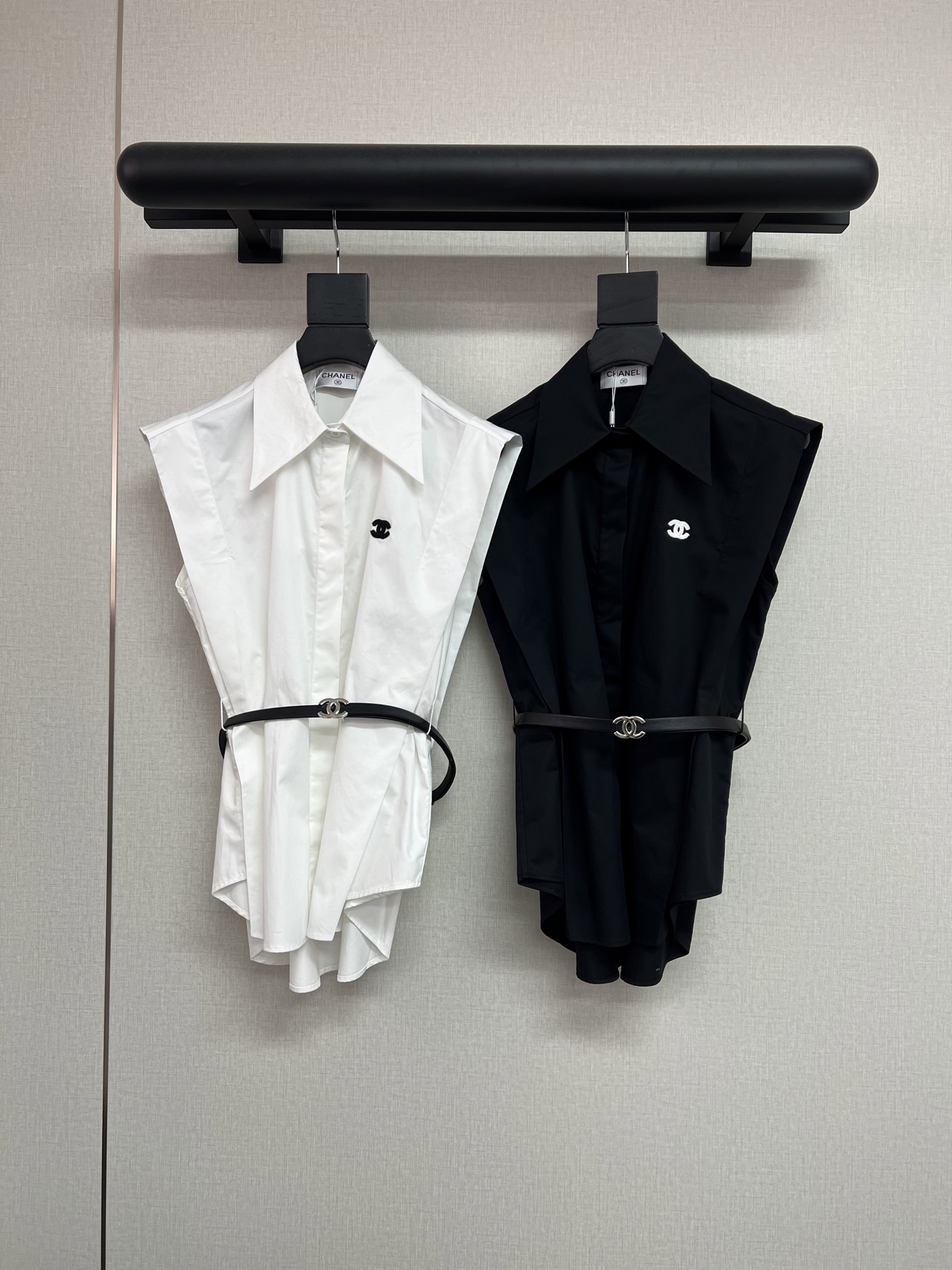 NO:844869,High-quality CHANEL 2026 new summer style Xiaoxiang sleeveless lapel belt shirt with double logo on the chest, pure cotton fabric. The sleeveless belt shirt balances neatness and femininity. The sleeveless design is neat and exposed, and it is very refreshing to wear in summer. The shape of the shirt has a rustic feel. With a belt around the waist, it instantly pulls out the waistline, and balances looseness and tightness.  Wear it alone with jeans for a casual and cool look, and with a skirt it adds a touch of gentleness. It can be worn for commuting or going out on the street, making it easy to wear effortlessly fashionable ~ black and white SML, chanel, skirts, jeans, shirts,19860909高品质CHANEL2026夏季新款小香无袖翻领腰带衬衫胸前双Clogo纯棉面料 无袖腰带衬衫利落与柔美的平衡术 无袖设计利落露肤,夏天穿很清爽；衬衫版型自带飒感,腰间腰带一系,瞬间拉出腰线,松垮与紧致刚好中和. 单穿配牛仔裤是随性酷感,搭半裙又添几分温柔,通勤、出街都能穿,轻松穿出不费力的时髦～黑色白色SML,,chanel,skirts,jeans,shirts,,Women's clothing