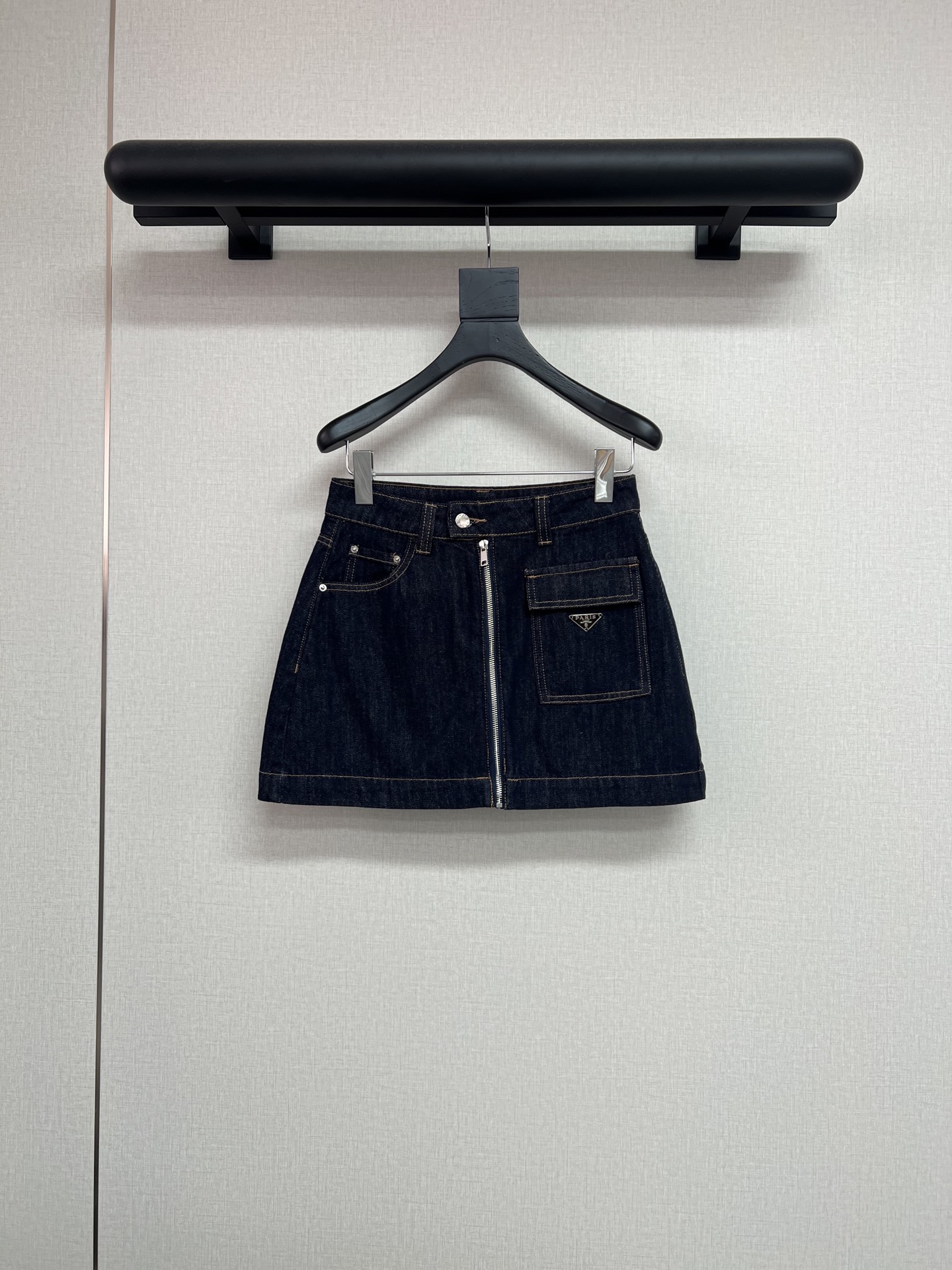 NO:845597,PRD2026 new summer style navy blue zipper skirt. Classic navy blue denim combined with avant-garde zippers breaks the dullness of traditional denim and highlights the modern sense of modernity. The brown topstitching and the leather brand are harmonious and unified, and the brand's exquisite metal logo embellishes the front pocket, showing extraordinary taste in a low-key manner. The high-waisted A-line silhouette modifies the waist and lengthens the leg lines. Whether paired with a simple T or a designer shirt, you can easily wear it with a big-brand feel.  It can be worn in many scenes. Pair it with suspenders and a thin short blazer for urban commuting. Pair it with a retro printed T-shirt for weekend outings. You can easily wear it with casual and cool street style SMLXL, skirts, jackets & coats, shirts, business suits,19860909PRD2026夏季新款 藏蓝拉链短裙 经典藏蓝丹宁结合前卫拉链打破传统丹宁的沉闷,凸显现代摩登感.咖色明线与皮牌同色和谐统一,品牌精致金属标点缀前袋,低调中彰显不凡品味. 高腰A字廓形,修饰腰身,拉长腿部线条,无论搭配简约T还是设计感十足的衬衫都能轻松穿出大牌感. 多场景可穿,搭配吊带与薄短款西装外套适合都市通勤.搭配复古印花T适合周末出街, 轻松穿出随性酷感街头风SMLXL,,skirts,jackets & coats,shirts,business suit,,Women's clothing