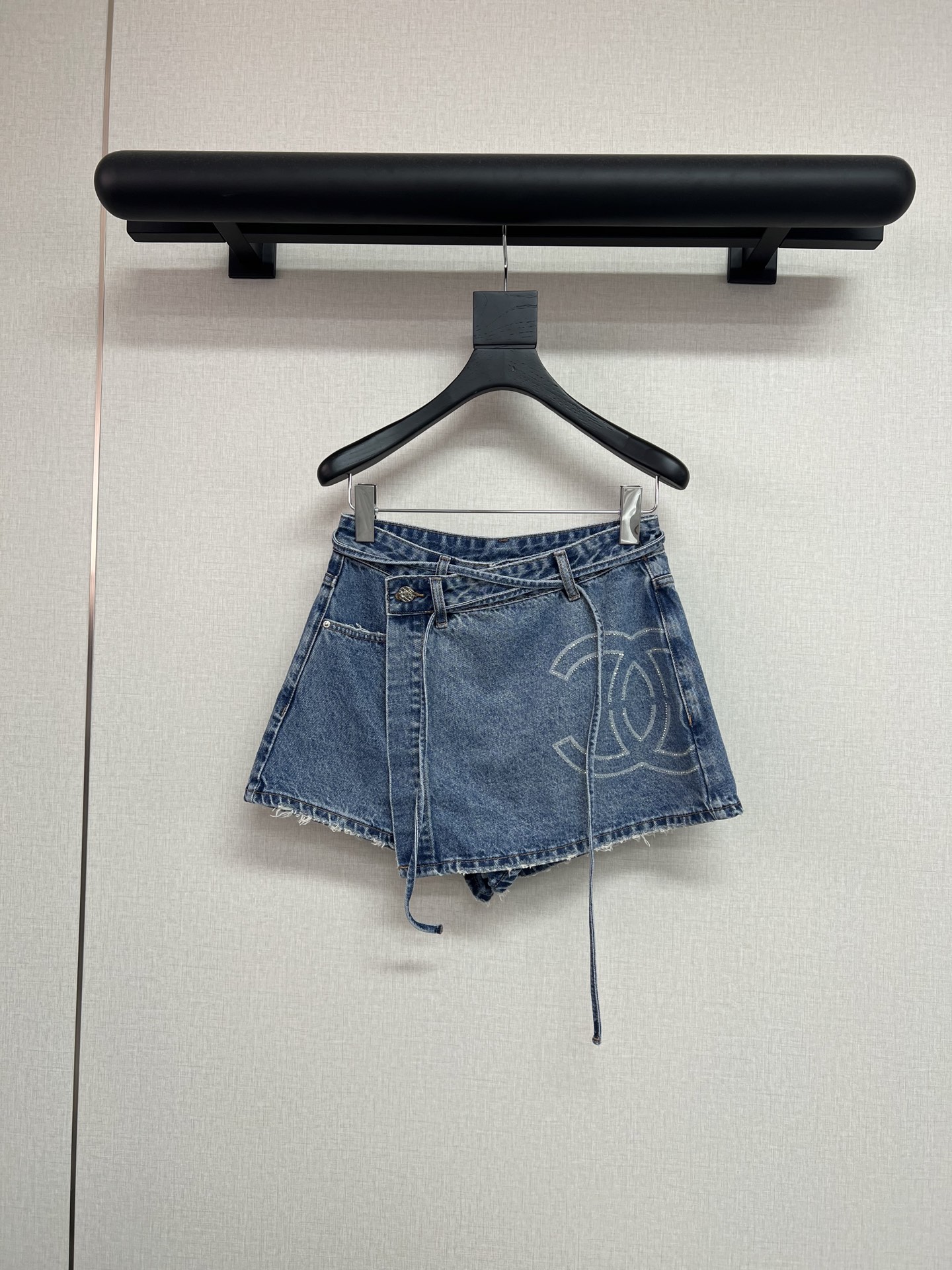 NO:845604,CHANE2026 new summer style retro double C embroidered strap jeans, irregular cross-tie design on the waist, modified waistline, freely adjustable, crisp and stylish texture, the upper body has a light and luxurious atmosphere SMLXL,,chanel,jeans,19860909CHANE2026夏季新款复古双C刺绣绑带牛仔裤 腰部不规则交叉系带设计 修饰腰线 可自由调节 质感挺括有型 上身自带轻奢氛围感SMLXL,,chanel,jeans,,Women's clothing