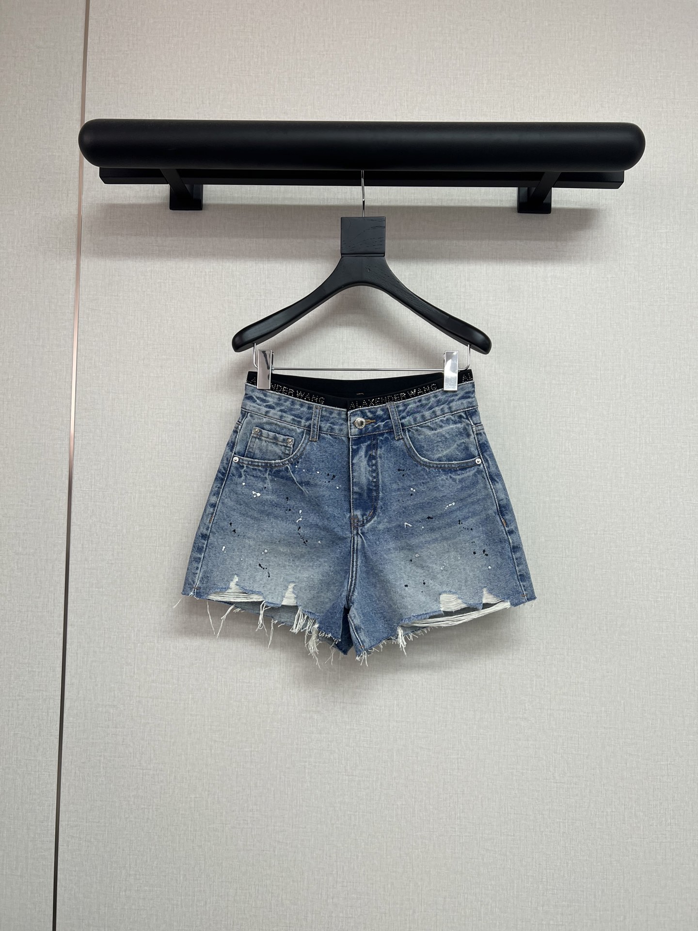 NO:845609,Dawang's 2026 new summer style double-waist hot-drilled and splash-ink spotted shorts. Dawang's iconic washed and distressed, ink-splashed spots and raw edge tailoring are superimposed on the double-waist hot-diamond logo. It is highly recognizable and full of high-end street style and hot girl style.  A-line wide-leg cutting and high-waist design elongate the proportions of the legs while modifying the shape of the legs, making them look slimmer and taller. It is very friendly to pear-shaped figures and small girls. The content of 95 is comfortable, soft and breathable. It can be paired with short tops, navel-baring tops and loose T-shirts to easily create street fashion and Y2k style. It can be matched with other simple tops. SMLXL,, alexander wang, shorts,19860909大王2026夏季新款双腰烫钻泼墨斑点短裤 大汪标志性水洗做旧,泼墨斑点与毛边剪裁叠加双腰烫钻logo,极具辨识度,高端街头风与辣妹风拉满. A字阔腿裁剪与高腰设计,拉长腿部比例的同时又能修饰腿型,显瘦显高,对梨形身材与小个子女生非常友好,95的含量舒适柔软透气,搭配短款上衣,露脐装与宽松T,轻松打造街头潮流与Y2k风格,其它简约上衣均可搭配.SMLXL,,alexander wang,shorts,,Women's clothing