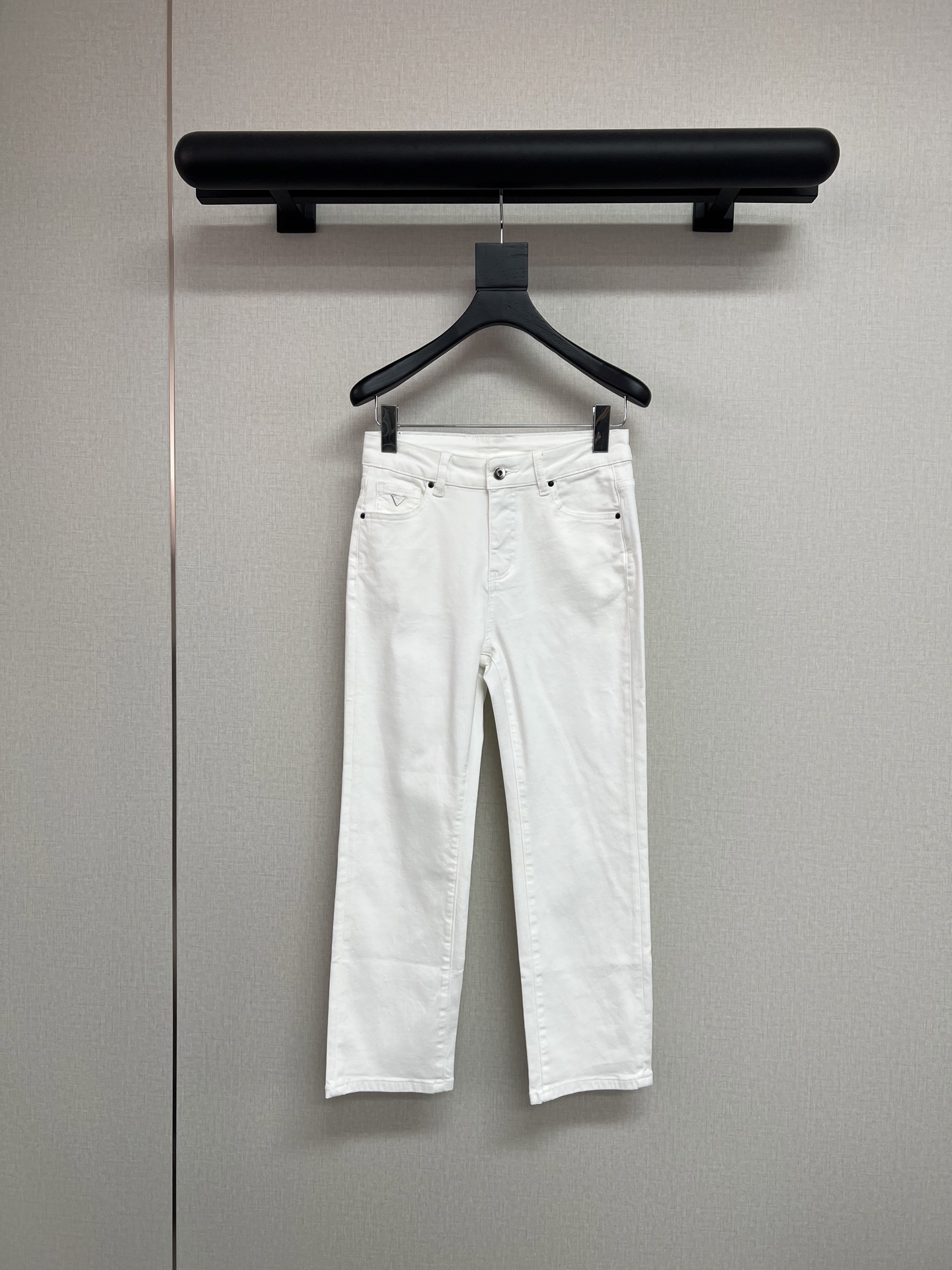 NO:845619,PRD2026 new summer 8-point elastic cigarette pants are made of white super skin-friendly and delicate high-end fabrics combined with pure black rivets and black leather tags. Clean tailoring collides with minimalist lines, eliminating complexity and simplifying it. The 8-point blank space interprets 10 points of elegance and high-level restraint, conveying PRD's high-end sense and the luxury of trousers.  Stretch slim-fitting fabric retains a certain silhouette while leaving just part of the ankle exposed in length, elongating the proportions of the legs. Classic and versatile colors, suitable for all types of loose casual tops. SMLXL,,19860909PRD2026夏季新款8分弹力烟管裤 采用白色超亲肤触感细腻高级面料结合纯黑铆钉与黑色皮牌,利落剪裁与极简线条碰撞,去繁就简,8分留白诠释10分优雅与高级克制,传递PRD高级感与裤装的奢华感. 弹力修身面料,保留一定轮廓的同时,在长度上刚好漏出部分脚踝,拉长腿部比例.经典百搭色,适合各类宽松休闲上衣.SMLXL,,,Women's clothing