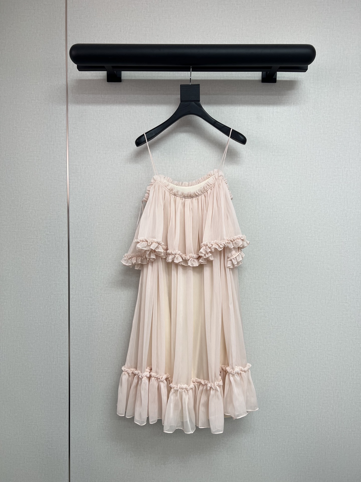 NO:845652,High-quality Chl0e 2026ss spring and summer series This year's Chloé is really beautiful. Super heavy-duty imitation silk double-leaf fabric (our family uses real materials! The texture is very similar to real silk! But don't ask if it is real silk! The price of real silk is doubled!) Heavy-duty double-layer fungus-hemmed suspender dress, nearly 5 meters of use!  The fabric is very thin, so the fungus edges are very labor-intensive. The color is so beautiful in water pink!  !  Great lining to brighten your skin tone!  Suitable for any skin color~SML,,skirts,real silk,19860909高品质Chl0e 2026ss春夏系列 今年的蔻依真的美出天际 超级重工的仿真丝双驺面料（我们家都是实打实的用料！质感很像真丝！ 但是别再问是不是真丝了！真丝价格翻倍的！） 重工双层木耳边吊带连衣裙 将近5米的用量！面料很薄所以木耳边很费工艺 巨美的的水粉色！！巨衬肤色显白！ 任何肤色都能驾驭～SML,,skirts,real silk,,Women's clothing