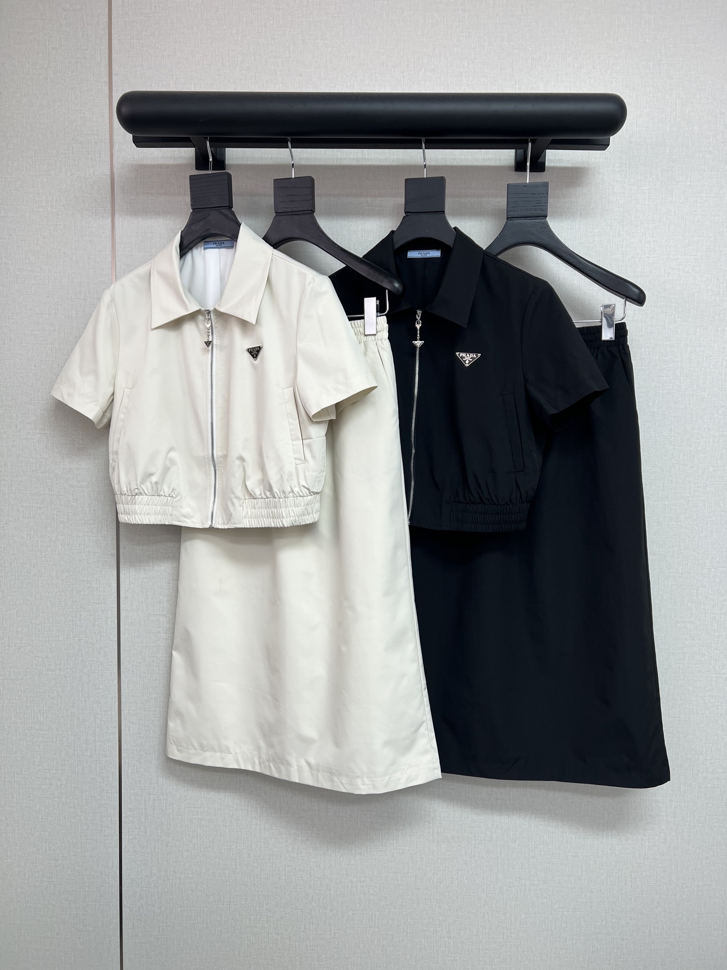 NO:845621,High quality PRADA*/26SS new short-sleeved top and skirt suit/classic triangle decoration/simple and elegant/high quality/two colors and three codes SML,,prada,skirts,T-shirt,19860909高品质PRADA*/26SS新款短袖上衣半身裙套装/经典三角牌装饰/简约大方/高品质/两色三码SML,,prada,skirts,T-shirt,,Women's clothing