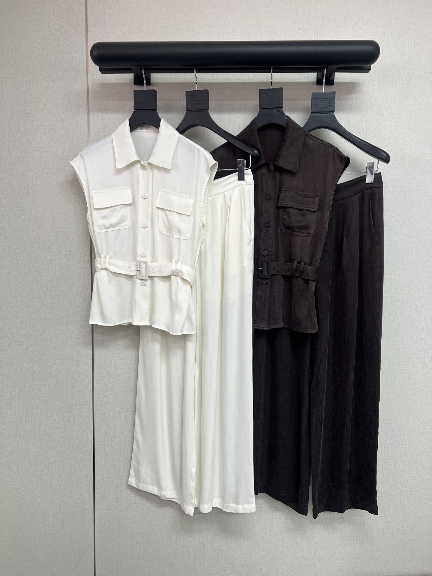 NO:857340,High-quality 2026 new summer suit, lapel sleeveless top, wide-leg trousers, all-over solid-color cupro silk fabric, with a cool and drapey feel, matched with a genuine fabric belt to tighten the waist, optimized proportions, wide-leg trousers to cover the flesh and look slimming, single-breasted buttons and symmetrical pocket design, neat and refreshing fabric, with a soft glossy texture, breathable and not clingy, the whole set gives an elegant and relaxed feeling, two-color SML,,19860909高品质2026夏季新款套装翻领无袖上衣阔腿长裤通体净色铜氨丝面料自带凉感垂顺感十足搭配本布腰带收腰设计优化比例阔腿长裤遮肉显瘦单排扣和对称口袋设计利落清爽面料自带柔和光泽质感透气不贴服一整套穿出优雅松弛感两色SML,,,Women's clothing