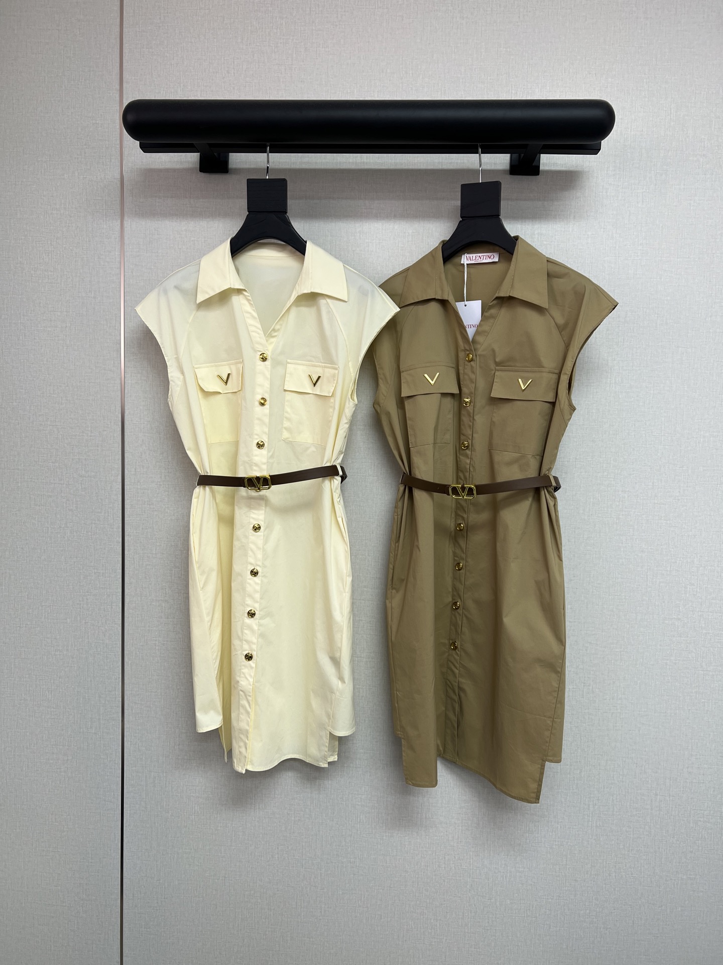 NO:865816,High-quality V family 26th summer new V-neck sleeveless casual dress/double pocket metal V logo/matched with advanced custom-made belt/summer essential item/perfect for going to the beach/coffee-colored apricot SML,,skirts,19860909高品质V家26年夏季新款V领无袖休闲连衣裙/双口袋金属V标志/搭配高级定制腰带/夏天必备单品/出游沙滩都是决绝绝子/咖色杏色SML,,skirts,,Women's clothing