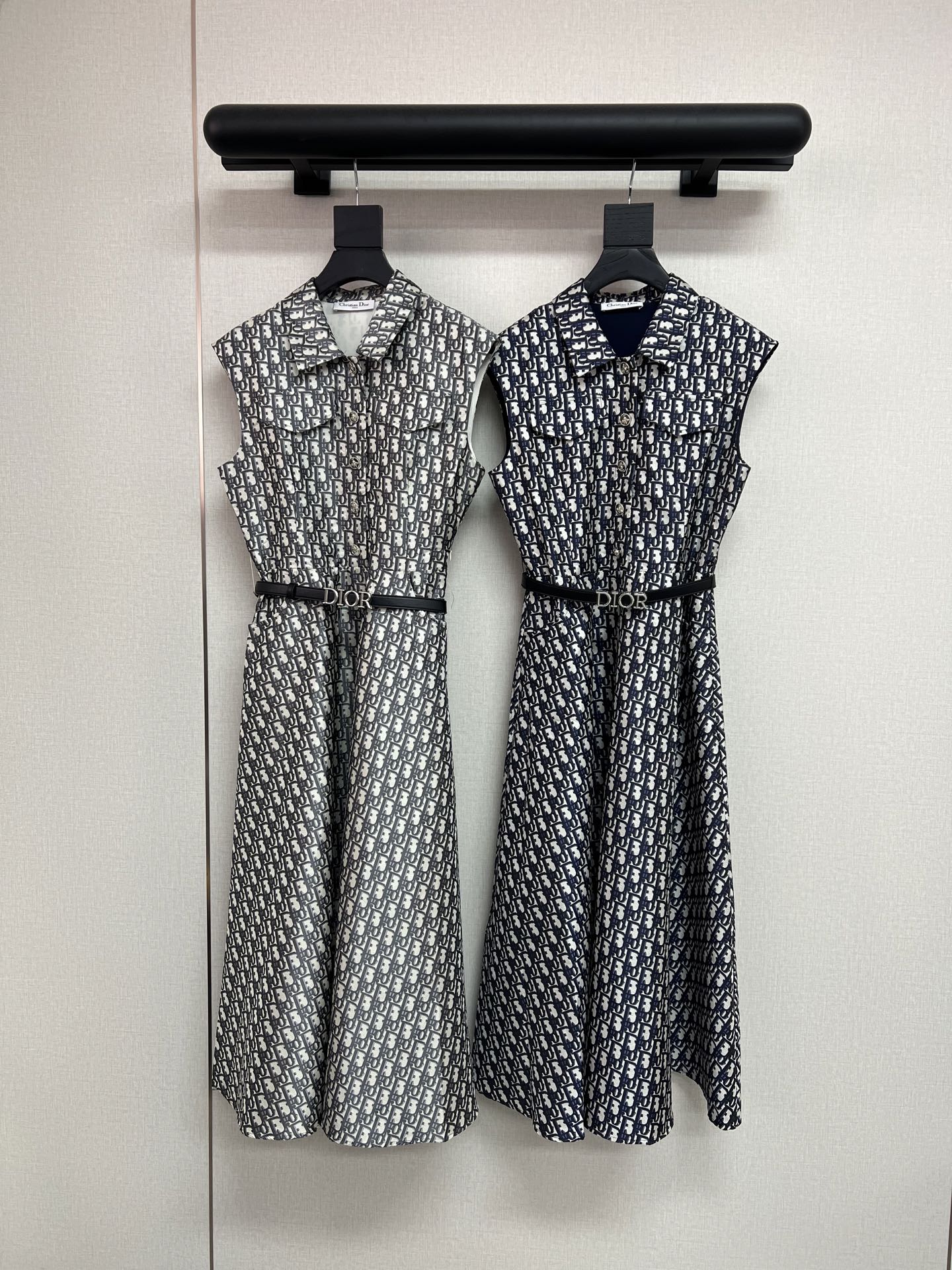 NO:867710,High-quality Dior*2026 new summer sleeveless lapel dress, all-over presbyopia logo jacquard fabric, with classic letter belt, CD bee button, fashionable and elegant, 2 colors SML, dior, skirts,19860909高品质Dior*2026新款夏季无袖翻领连衣裙 通体老花logo 提花面料 搭配经典字母皮带 CD小蜜蜂纽扣 时尚大方 2色SML,,dior,skirts,,Women's clothing