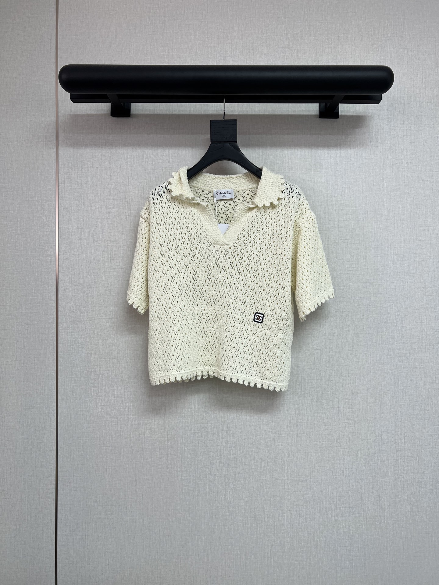 NO:868896,High-quality Xiaoxiang/CocoBeach vacation series~ Super nice hollow little sweater. My wife has a holiday style~ The loose version is not flattering at all. It has a relaxed holiday look. The double C embroidery on the bottom is embellished and it looks good. SML,,19860909高品质小香/CocoBeach度假系列～ 超好看的镂空小针织衫 太太太有度假风情了～ 宽松版型完全不挑身材 松弛的度假look 下面双C刺绣点缀 就好看 SML,,,Women's clothing