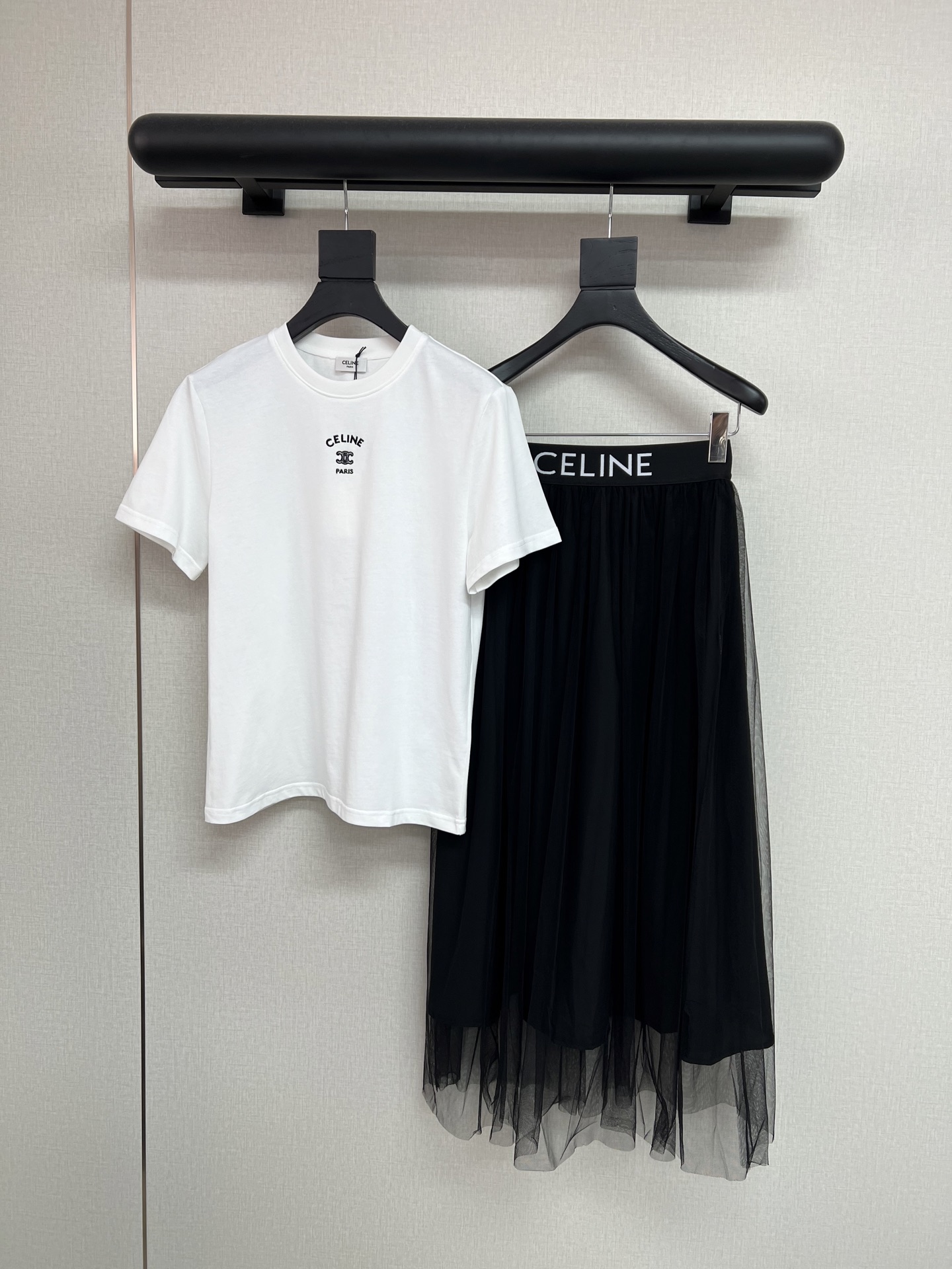 NO:872109,High-quality CELIN* 2026 new spring and summer round neck short-sleeved embroidered logo logo stretch elastic mesh skirt [white T + black mesh skirt | collision of simplicity and romance] The basic white short-sleeved T-shirt has a refreshing background, a neat silhouette that is not attractive, and is comfortable to wear against the skin; the black mesh skirt underneath is hidden, the light yarn flutters with the movement, and has a hazy atmosphere. The classic color combination of black and white is simple but not monotonous.  The casualness of the T-shirt balances the softness of the mesh, and the flexibility of the skirt makes the whole thing more refined. Wearing canvas shoes is a vitality for daily life, and a pair of stilettos is suitable for dates, and you can easily match the sense of style for different occasions ~ monochrome sml, celine, skirts, T-shirt, tees, t-shirt,19860909高品质CELIN*2026春夏新款圆领短袖刺绣logologo弹力橡筋网纱半裙【白T+黑网纱半裙｜简约与浪漫的碰撞】 基础款白色短袖T恤是清爽底色,利落版型不挑人,贴肤穿也舒服；下搭黑色网纱半裙藏着小心机,轻盈纱质随动作飘起,自带朦胧氛围感,黑与白的经典配色,简约却不单调. T恤的休闲中和了网纱的柔美,半裙的灵动又让整体多了份精致.配帆布鞋是元气日常,换双细跟鞋就适合约会,轻松拿捏不同场合的穿搭感～单色sml,,celine,skirts,T-shirt,tees，t-shirt,,Women's clothing