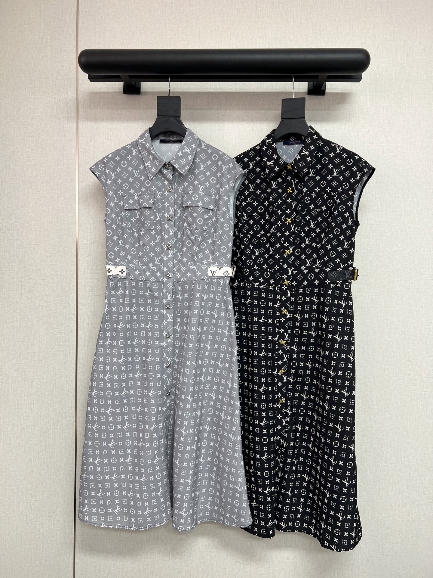 NO:876315,High-quality Louis Vuitton*2026 new summer dress, presbyopic pattern, four-leaf clover buttons, adjustable elastic belt design, light and comfortable fabric, high-quality 2-color SML,,louis vuitton,skirts,19860909高品质Louis Vuitton*2026夏季新款连衣裙 老花图案 四叶草纽扣 调节松紧皮带设计 面料轻薄舒适 高品质2色SML,,louis vuitton,skirts,,Women's clothing