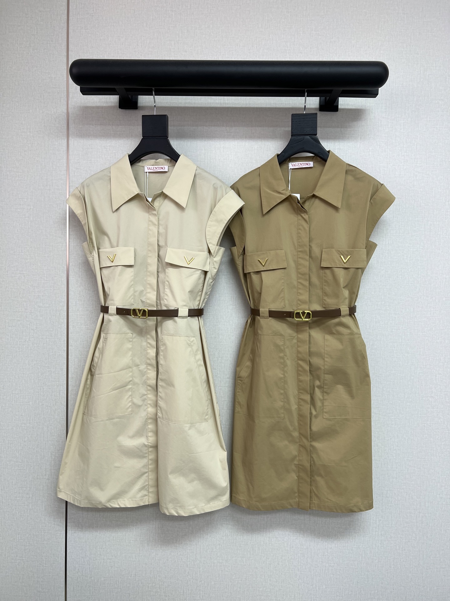 NO:876279,High-quality V family 26th summer new V-neck sleeveless casual dress/double pocket metal V logo/matched with advanced custom-made belt/summer essential item/perfect for going to the beach/coffee-colored apricot SML,,skirts,19860909高品质V家26年夏季新款V领无袖休闲连衣裙/双口袋金属V标志/搭配高级定制腰带/夏天必备单品/出游沙滩都是决绝绝子/咖色杏色SML,,skirts,,Women's clothing