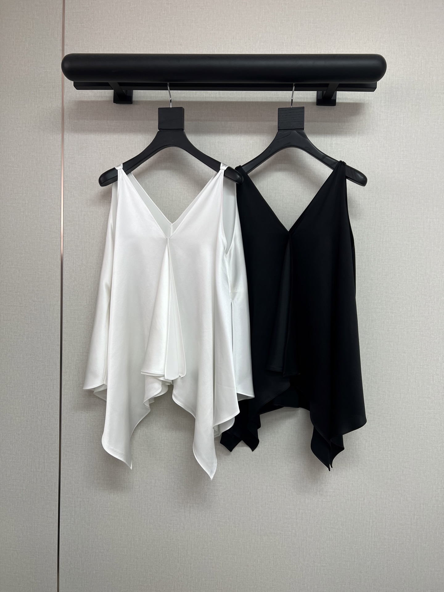 NO:878249,High-quality The R0w 2026ss spring and summer series. A must-have set for minimalism. The upper body is so stylish~ The tops and pants are all made of 75 acetate fabric. Cool and high-end~ minimalist splicing suspender tops. Super hot gala pants~ All made in black/white 2-color SML,,19860909高品质The R0w 2026ss春夏系列 极简主义必入的一套 上身太有腔调了～ 上衣和裤子全部用的75醋酸面料 清凉高级～极简拼接吊带上衣 超火的gala裤～ 都做了黑/白2色SML,,,Women's clothing
