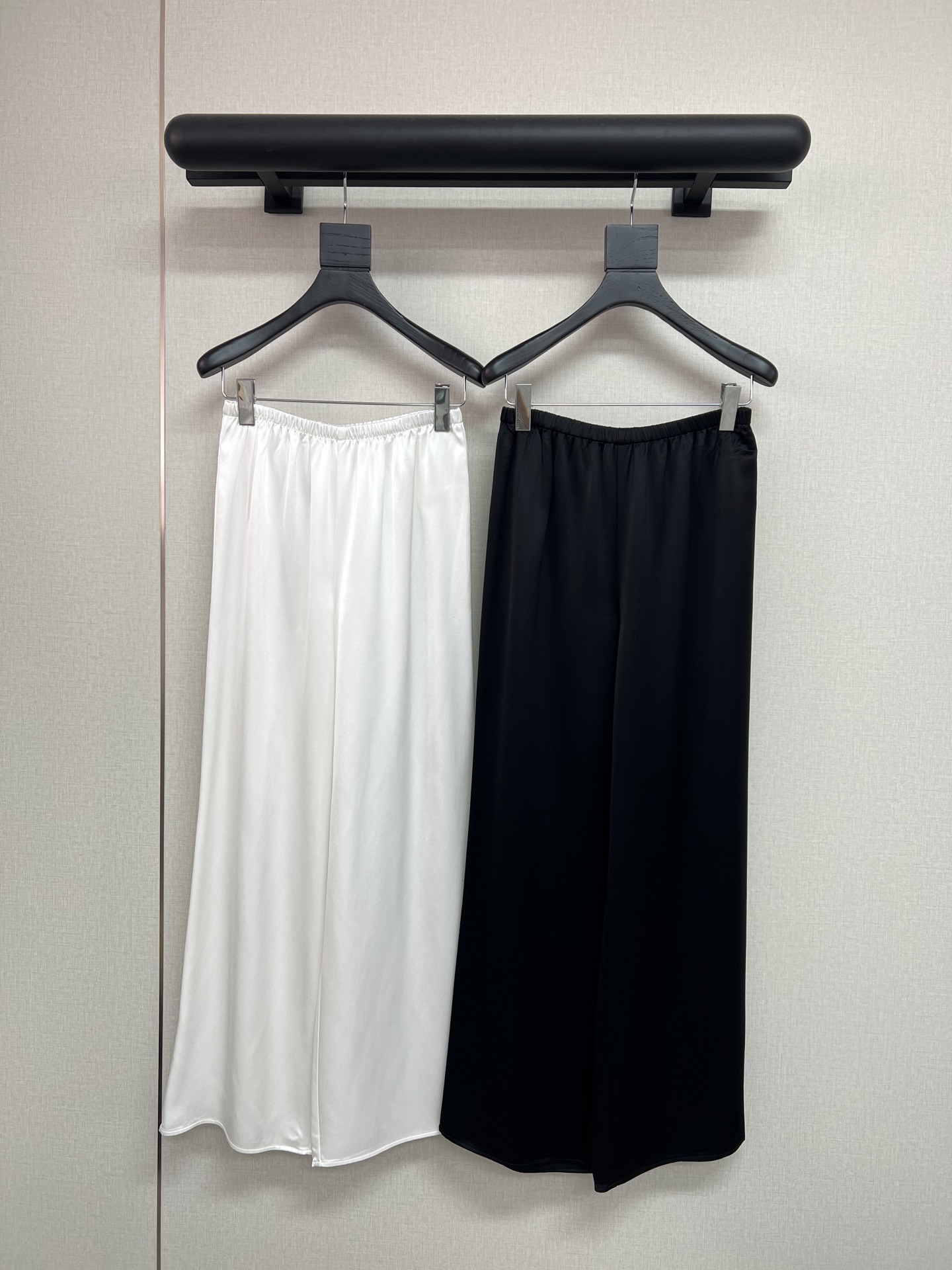 NO:878234,High-quality The R0w 2026ss spring and summer series. A must-have set for minimalism. The upper body is so stylish~ The tops and pants are all made of 75 acetate fabric. Cool and high-end~ minimalist splicing suspender tops. Super hot gala pants~ All made in black/white 2-color SML,,19860909高品质The R0w 2026ss春夏系列 极简主义必入的一套 上身太有腔调了～ 上衣和裤子全部用的75醋酸面料 清凉高级～极简拼接吊带上衣 超火的gala裤～ 都做了黑/白2色SML,,,Women's clothing