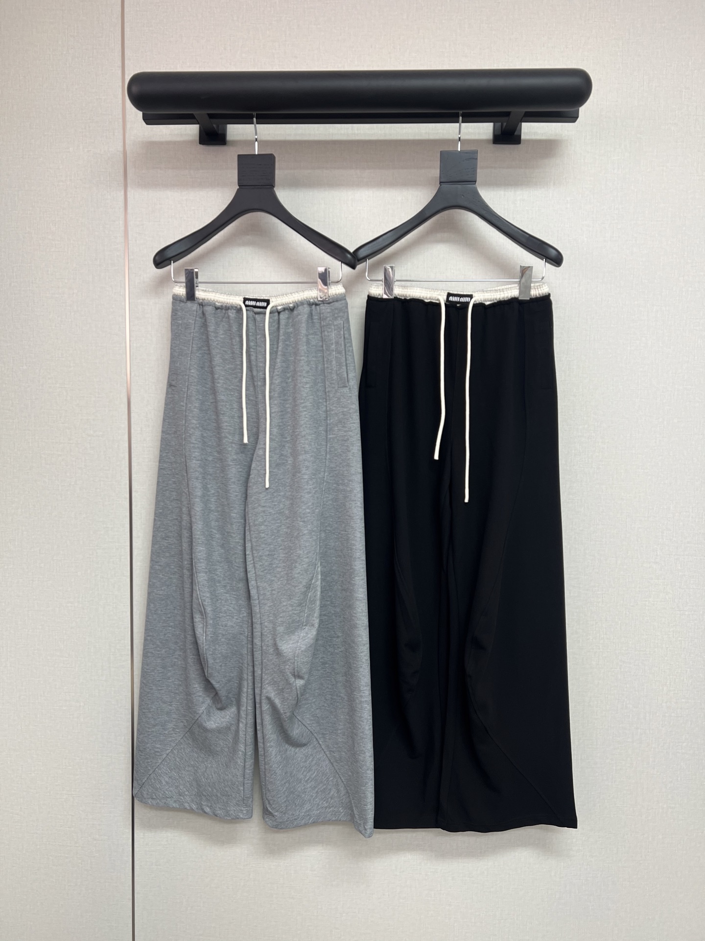 NO:887816,Miu2026 new summer style contrasting drawstring casual pants black gray SML,,miumiu,19860909Miu2026夏季新款撞色抽绳休闲裤黑色灰色SML,,miumiu,,Women's clothing