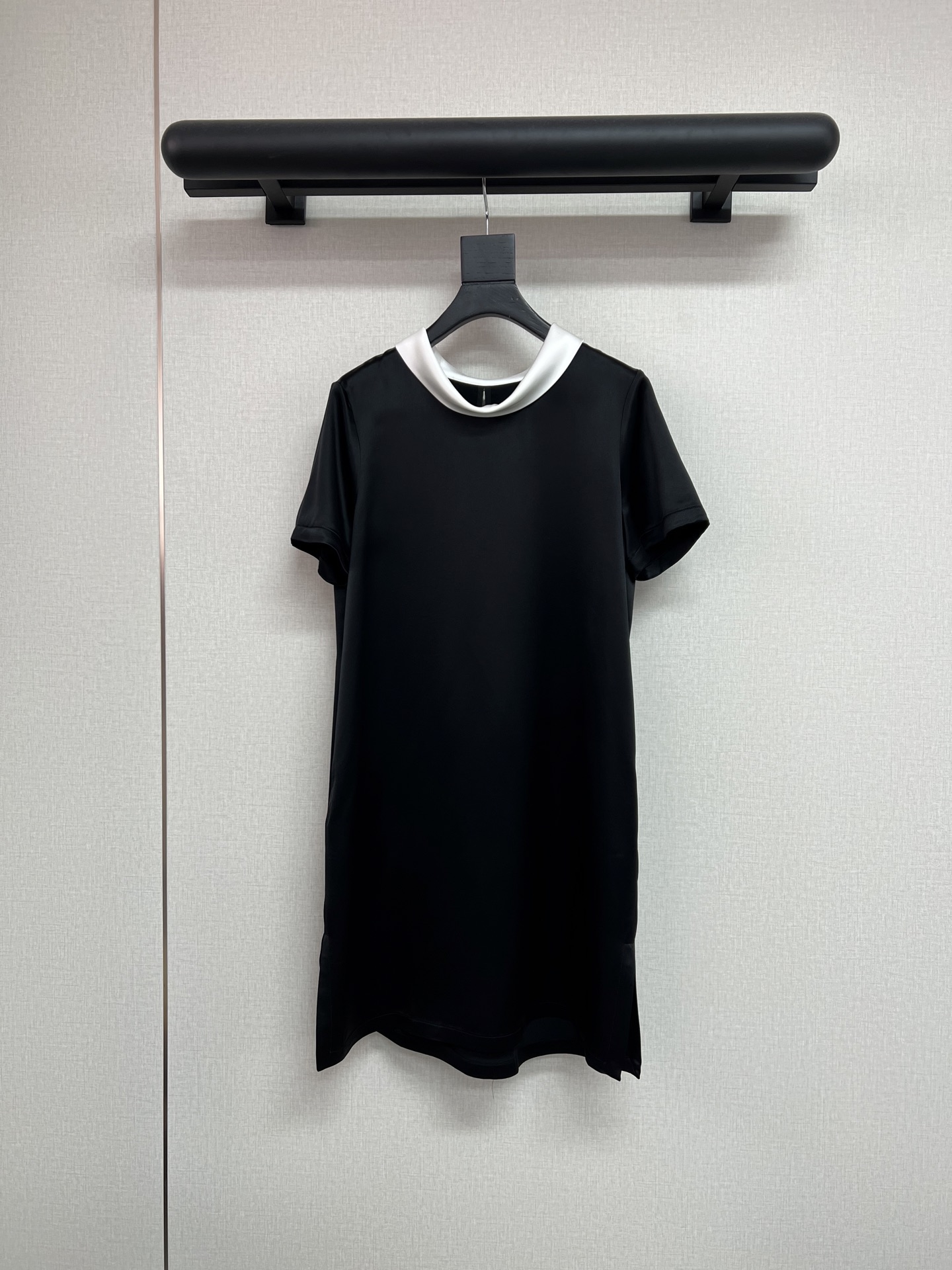 NO:892327,High-quality Row style/minimalist acetate satin dress. Made of 75% acetate fabric. It is cool and silky to wear in summer~ It is like a walking air conditioner. SML,,skirts,19860909高品质Row风/极简主义醋酸缎连衣裙 采用75醋酸面料 夏天穿好凉快好丝滑～ 简直是行走的空调 SML,,skirts,,Women's clothing