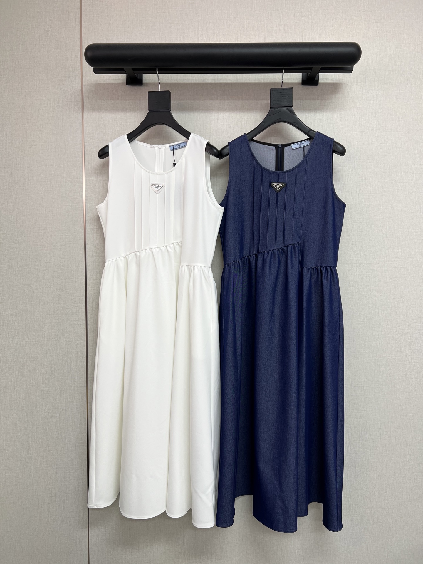 NO:888835,High-quality Prad*26 new summer style sleeveless dress/fabric is breathable, comfortable and has a great vertical feel/triangle brand logo embellishment/two-color SML, prada, skirts,19860909高品质Prad*26年夏季新款无袖连衣裙/面料透气舒适垂直感超好/三角牌Logo点缀/两色SML,,prada,skirts,,Women's clothing