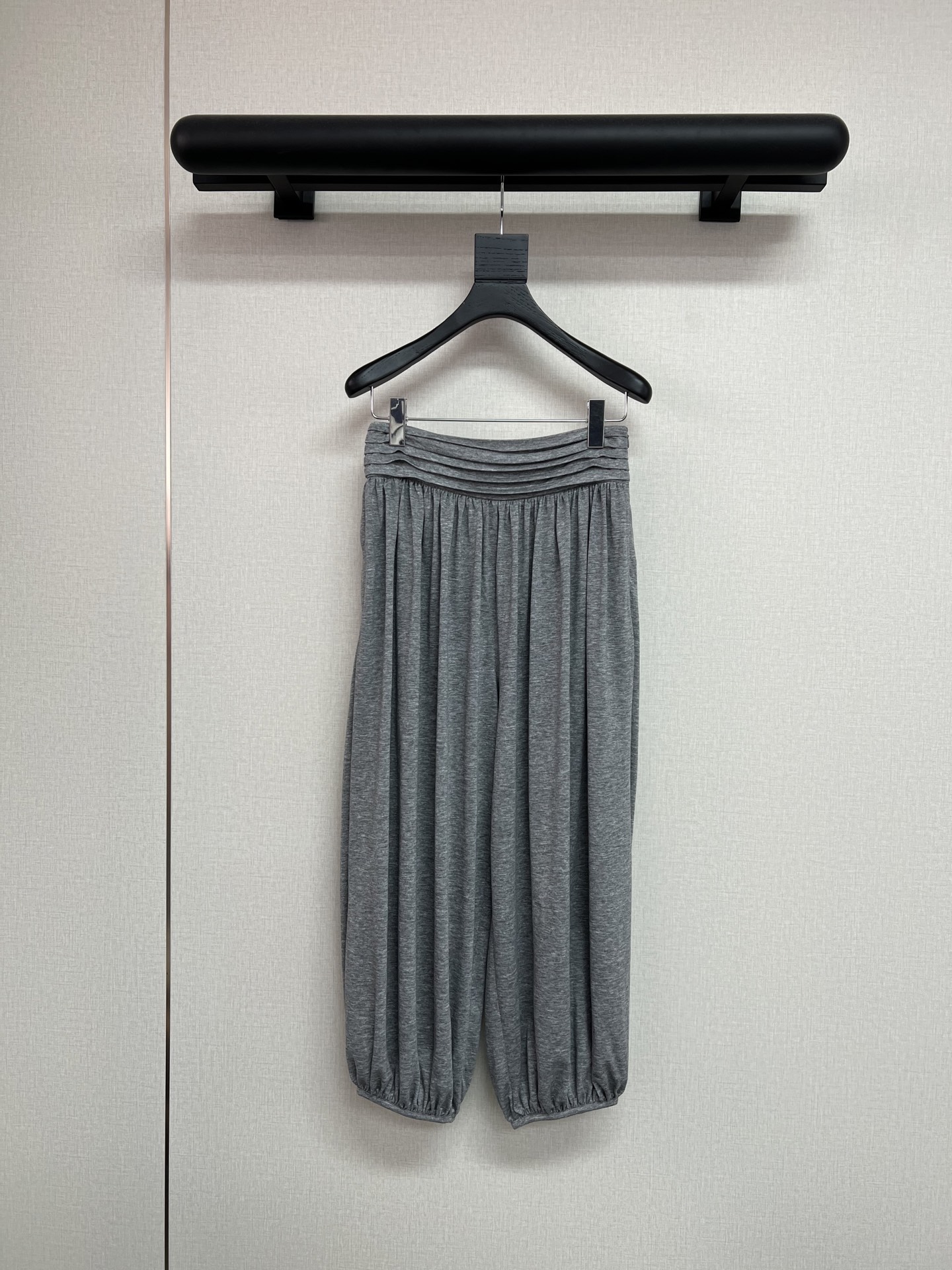 NO:889701,High-quality SquareC*rcle bloomers of the same style as Song Zuer's. Very popular bloomers (worn by both Song Zuer and Ma Sichun). They are so comfortable ~ they look good no matter how you match them. They are easy to wear casually and have a loose feeling. They use lyocell fabric to distinguish them from market materials. If you want to be longer, it is recommended to choose a size larger and wear with a lower waist. SML,,19860909高品质SquareC*rcle宋祖儿同款灯笼裤 很爆的灯笼裤子（宋祖儿/马思纯都有穿） 太舒服啦～怎么搭配都好看 休闲好穿,松弛感拉满 采用莱赛尔面料区别市场材质 想要长一点建议选大一码偏低腰穿搭 SML,,,Women's clothing