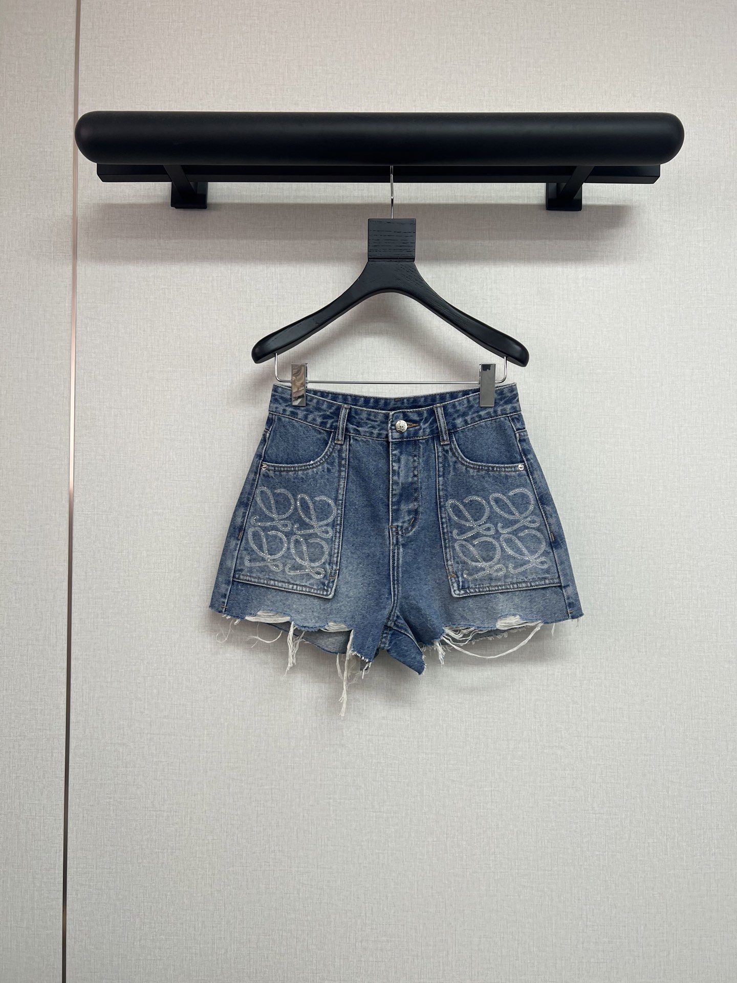 NO:891283,Lew denim retro shorts put Angram on the pocket. This Lew is so good, with three-dimensional hot diamonds and a soft light filter in the sun. The high-waisted A-line version + raw edge hole design shows long legs and has an uninhibited street feel. It goes perfectly with a white T or a short top. The back pocket is simple and neat without logo, with a high-end, luxury restrained aesthetic in a low-key manner. Wear it and transform into an 'old money style' hot girl. The style is versatile and not picky, and it belongs to the 'wardrobe ivy'  SMLXL,,shorts,19860909Lew牛仔复古短裤 把Angram 穿在口袋上. ,这条Lew太会了,立体烫钻,阳光下自带柔光滤镜.高腰A字版型+毛边破洞设计,显腿长又带不羁街头感,搭配白T或者短款上衣绝配. 后袋简洁无logo干净利落,低调中带着高级,奢侈品克制美学,穿上它变身“老钱风”辣妹.款式百搭不挑人,属于“衣橱常青藤 SMLXL,,shorts,,Women's clothing