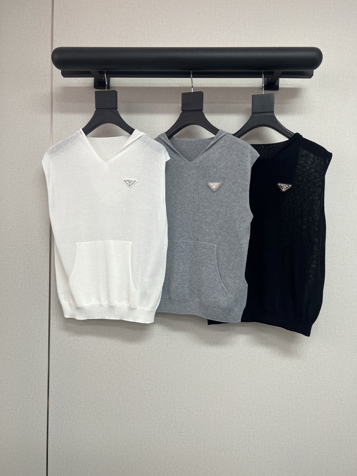 NO:891254,High-quality Pra*a modified ultra-light Tencel sweater. Casual, versatile and especially cool thin fine knit. Hooded sweatshirt, sporty and fashionable~ Available in three colors: SML, prada, hoodie, sweatshirts, hats,19860909高品质Pra*a改款超轻薄天丝针织衫 休闲百搭特别凉快的轻薄细针织 连帽卫衣款运动时尚～ 三色入SML,,prada,hoodie,sweatshirts,hats,,Women's clothing
