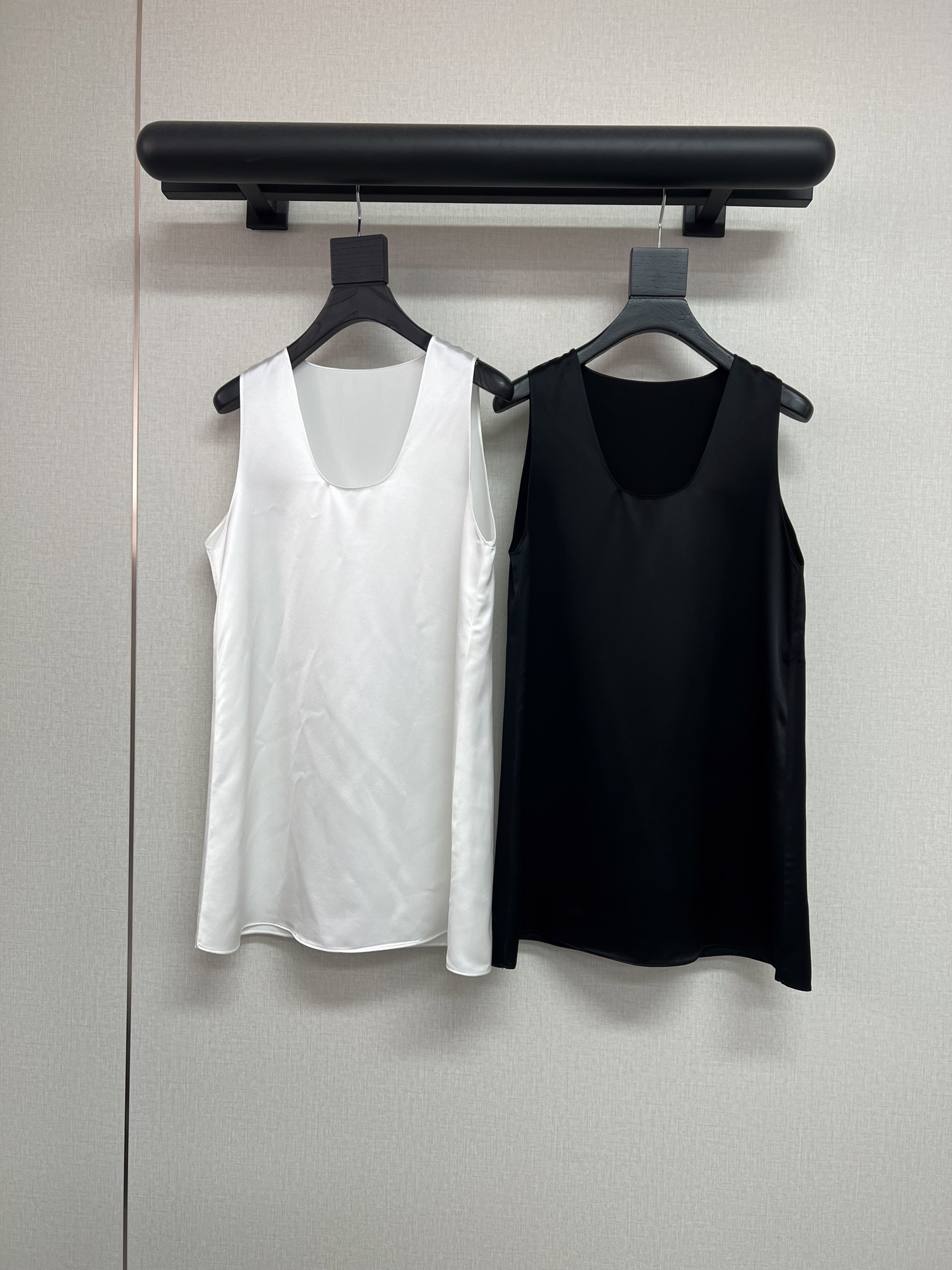 NO:891282,High-quality Row style acetate satin series/minimalist vest ~ Super minimalist style is simple and beautiful. It is made of 75% acetate satin fabric with high quality and texture. It is highly recommended to match it with gala pants!  Also black/white SML,,19860909高品质Row风醋酸缎系列/极简背心～ 超极简风格简简单单就是好看 采用75醋酸缎面料高级有质感 非常推荐跟gala裤搭配入！ 也是黑/白SML,,,Women's clothing