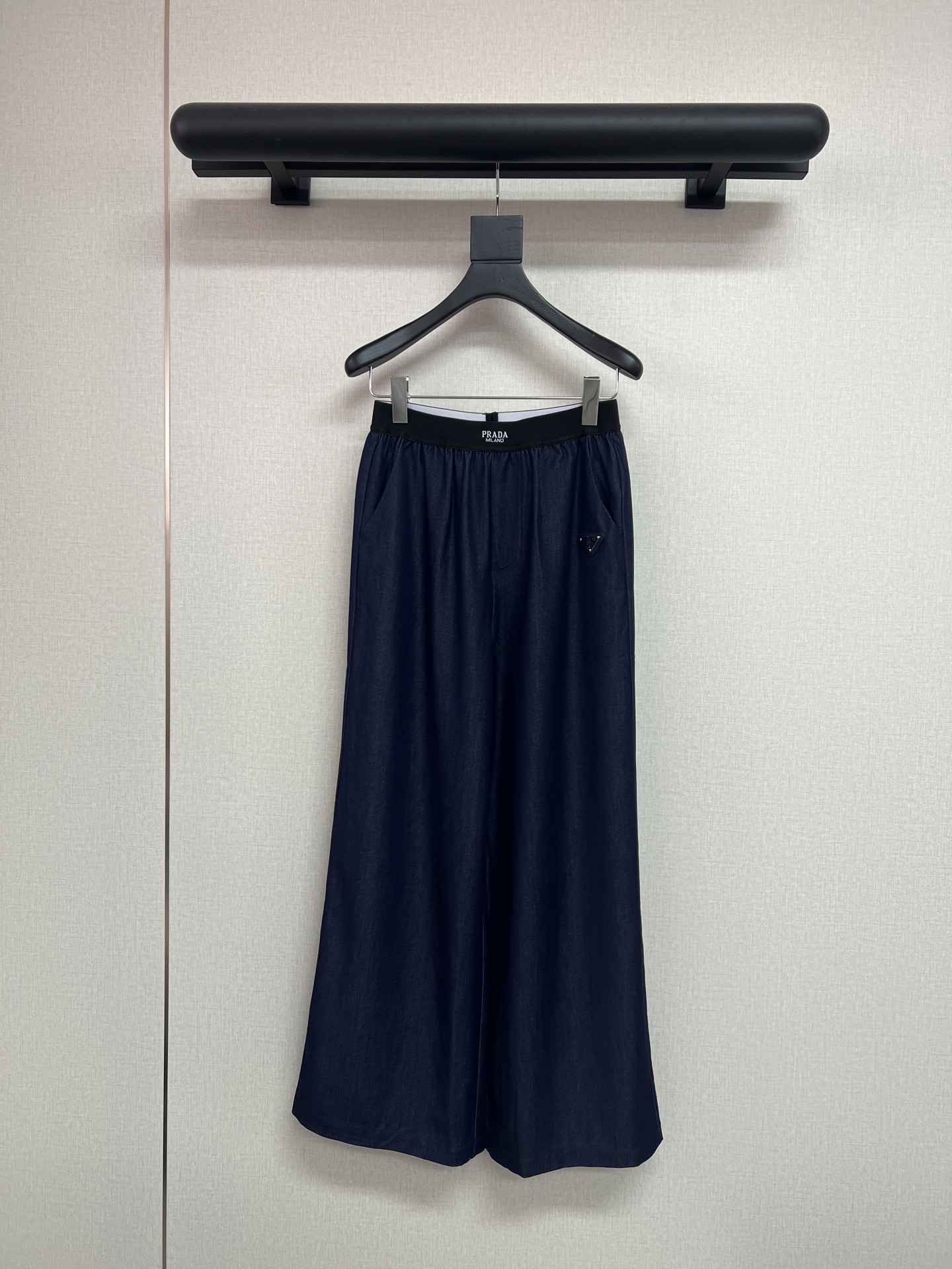 NO:892333,High quality PRADA/Prada 2026 new summer trousers, classic triangle logo decoration, elastic high waist, soft and comfortable fabric, high quality, single color SML,, prada, prada,19860909高品质PRADA/普拉达2026夏季新款裤子 经典三角标装饰 松紧高腰 面料轻柔舒适 高品质 单色SML,,prada,prada,,Women's clothing