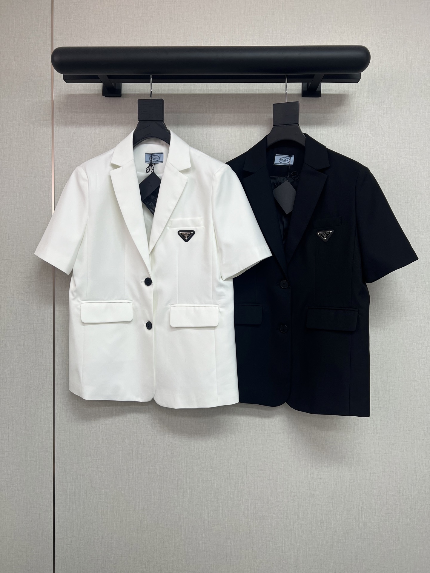 NO:892612,High-quality PRADA2026 [New spring and summer short-sleeved blazer | Refreshing and stylish] A blazer that can also be worn in early autumn, with classic triangle logo decoration on the chest and leather label decoration on the back. The short-sleeve design breaks the heavy feeling of traditional suits, making it breathable and not stuffy when worn in summer; the crisp version has a neat aura, the shoulder line is soft and not oppressive, making it look slim and hide the flesh.  Wear it alone with suspenders for a casual and cool look, layer it with a T-shirt for a more casual look, pair it with jeans for a street chic look, and wear it with a skirt for a touch of gentleness. Want to wear a suit in summer but are afraid of the heat?  This piece just satisfies you, you can easily wear it with effortless fashion ~ two-color SML, prada, skirts, jeans, jackets & coats, T-shirt, tees, t-shirt, business suit,19860909高品质PRADA2026【春夏新款短袖西装外套｜清爽飒气两不误】一款早秋也能穿的西装外套、胸前经典三角牌装饰.背后皮标装饰. 短袖设计打破传统西装的厚重感,夏天穿也透气不闷；挺括版型自带利落气场,肩线柔和不压人,显瘦又藏肉. 单穿内搭吊带是随性酷感,叠穿T恤多了份休闲,配牛仔裤是街头飒姐,搭半裙又添几分温柔.夏季想穿西装又怕热？这件刚好满足你,轻松穿出不费力的时髦感～两色SML,,prada,skirts,jeans,jackets & coats,T-shirt,tees，t-shirt,business suit,,Women's clothing