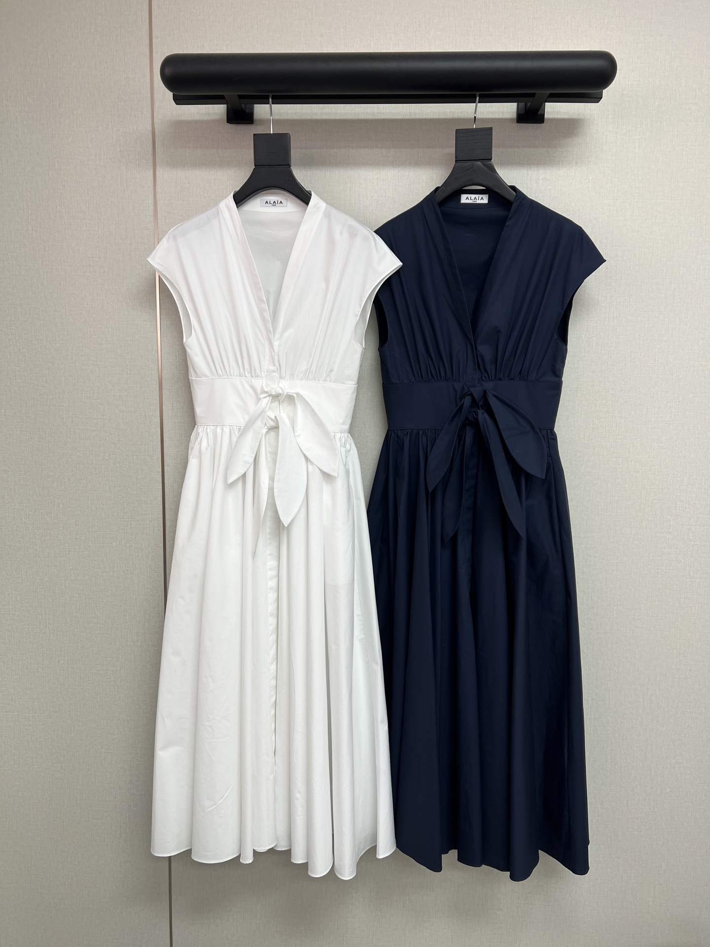 NO:906959,High-quality Alaia 2026 new summer series products, super beautiful French elegance and romantic temperament ~ waist tie bow dress, made of pure cotton fabric material nearly 4 meters ~ classic white/whitening navy SML,,alaia,skirts,19860909高品质Alaia2026夏季系列新品 超美法式优雅浪漫气质～ 腰封系蝴蝶结连衣裙 采用纯棉面料材质用料将近4米～ 经典白色/显白藏蓝色 SML,,alaia,skirts,,Women's clothing