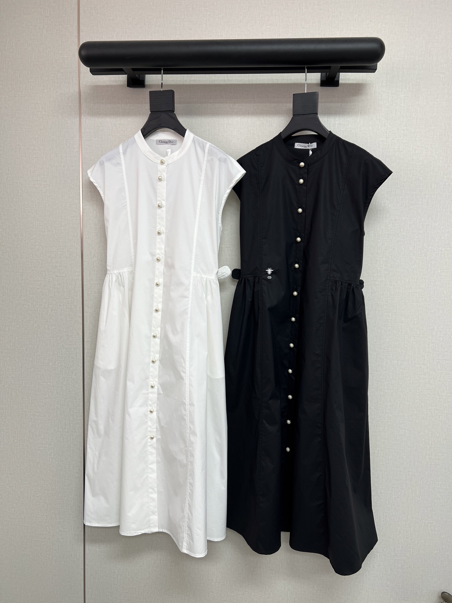 NO:906937,High-quality Dio*26 new summer fashion long shirt dress/Little Bee Logo embellishment/Customized buttons/Summer wear with covered arms and sleeves without restraints/Elastic waist adjustable/High version two-color SML,, dior, skirts, shirts,19860909高品质Dio*26年夏季新款时尚长款衬衫连衣裙/小蜜蜂Logo点缀/定制纽扣/夏季穿搭搭配遮臂双袖无束缚/松紧腰可调节/高版本双色SML,,dior,skirts,shirts,,Women's clothing