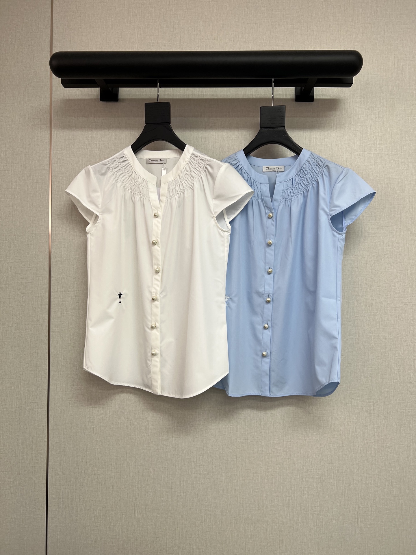 NO:906921,High-quality Dio*26 new summer casual shirt/Little Bee Logo embellishment/Customized buttons/Summer wear with covered arms and double sleeves without restraints/High version two-color SML,, dior, shirts,19860909高品质Dio*26年夏季新款休闲小衬衫/小蜜蜂Logo点缀/定制纽扣/夏季穿搭搭配遮臂双袖无束缚/高版本双色SML,,dior,shirts,,Women's clothing
