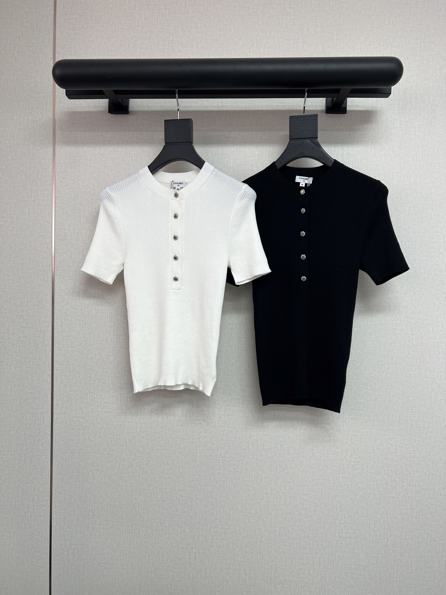 NO:908658,High-quality Xiangxiangjia/2026a new knitted sweater. Slim-fitting knitted top. Very slim tailoring. Button embellishment is simple, elegant and good-looking!  Classic black/white SML,,chanel,19860909高品质香香家/2026a新款针织衫 修身的针织上衣 非常显瘦的剪裁版型 扣子点缀简简单单贵气好看！ 经典黑/白SML,,chanel,,Women's clothing