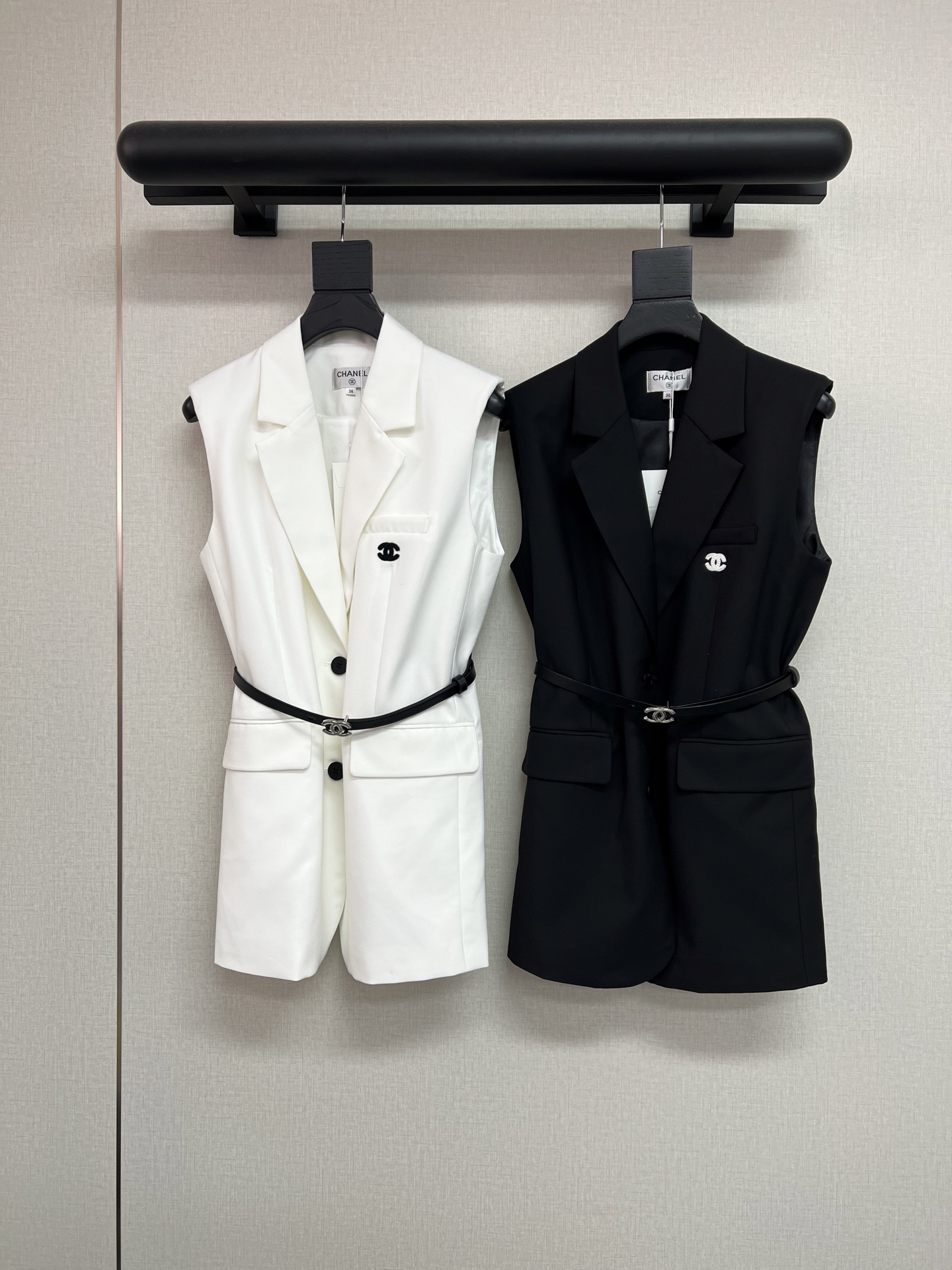 NO:908635,High-quality CHANEL2026 [Spring and summer vest suit | Wear refreshing and neat on the body] A sleeveless vest suit that can be worn in early autumn  The double CLogo decoration on the chest is made of light fabric that has a breathable feel. It will not make you sweaty when worn in spring and summer. The crisp version does not lose the swagger of a suit; the sleeveless design just exposes the skin, the neat shoulder line quietly modifies the body shape, and the single-breasted button is simple and not procrastinating. The waist can be matched with a belt to pinch out the waistline to show the proportion.  Wear suspenders inside with denim shorts for a cool spring feeling; layer a thin shirt with straight pants to keep you fresh and energetic when commuting. Light colors are more in line with the spring and summer atmosphere. Just wear a pair of canvas shoes casually to make a look, easy and effortless fashion ~ black and white SML,,chanel,shorts,shirts,business suit,19860909高品质CHANEL2026【春夏款马甲西装｜把清爽与利落穿在身上】一款兼顾早秋穿搭无袖马甲西装 胸前双CLogo装饰轻薄面料自带呼吸感,春夏穿不闷汗,挺括版型却没丢西装的飒；无袖设计露肤刚好,利落肩线悄悄修饰身形,单排扣简约不拖沓.腰间可随意搭配腰带掐出腰线,更显比例, 内搭吊带配牛仔短裤,是带点酷的春日松弛感；叠穿薄款衬衫搭直筒裤,通勤也能清爽又精神.浅色系更衬春夏氛围,随便搭双帆布鞋就很出片,轻松拿捏不费力的时髦～黑色白色SML,,chanel,shorts,shirts,business suit,,Women's clothing
