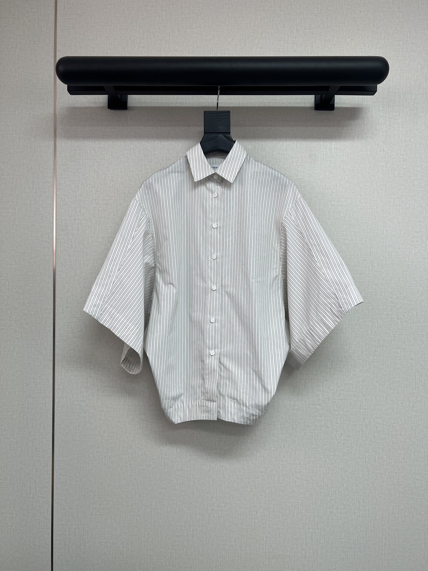 NO:921888,High-quality B*V26 new early autumn striped shirt. Customized fabric developed by Yuan version. Customized pure cotton fabric. Silky, soft, delicate and stylish. Light striped silhouette shirt. Loose silhouette + dropped shoulder design. The length of the sleeves is just enough to expose the wrist. The vertical stripes with a lazy feel make it more visually refreshing and neat. The loose version is not picky and can easily hide the small flesh of the arms and waist. It is a basic style that can be matched with any wardrobe. SML,, shirts,19860909高品质B*V26早秋新款条纹衬衣 元版开发定制面料～ 定制纯棉面料 丝滑柔软细腻有型 浅条纹廓形衬衫～ 宽松廓形+落肩设计五分袖长度刚好露出手腕 自带慵懒感竖条纹视觉上更显清爽利落 宽松版型不挑身材还能轻松藏住手臂 和腰腹的小肉肉 是衣柜里百搭不出错的基础款 SML,,shirts,,Women's clothing