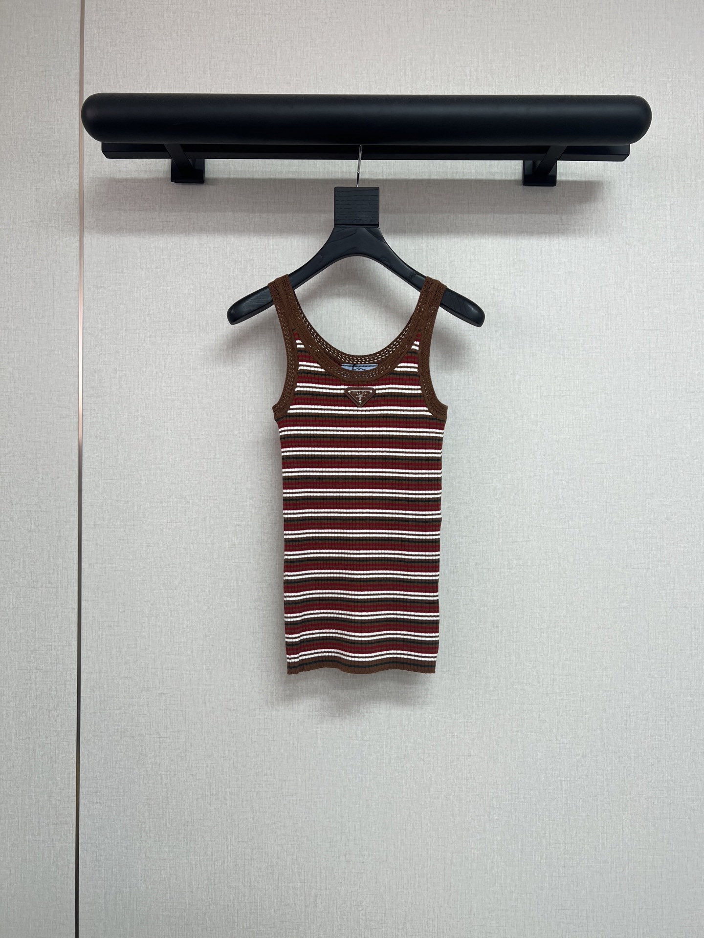 NO:921876,High-quality Pra new color-blocked striped knitted sling, perfect for summer style. Very thin and light sling SML, prada,19860909高品质Pra新款 拼色条纹针织吊带 太适合夏天的款式了 非常轻薄的吊带 SML,,prada,,Women's clothing