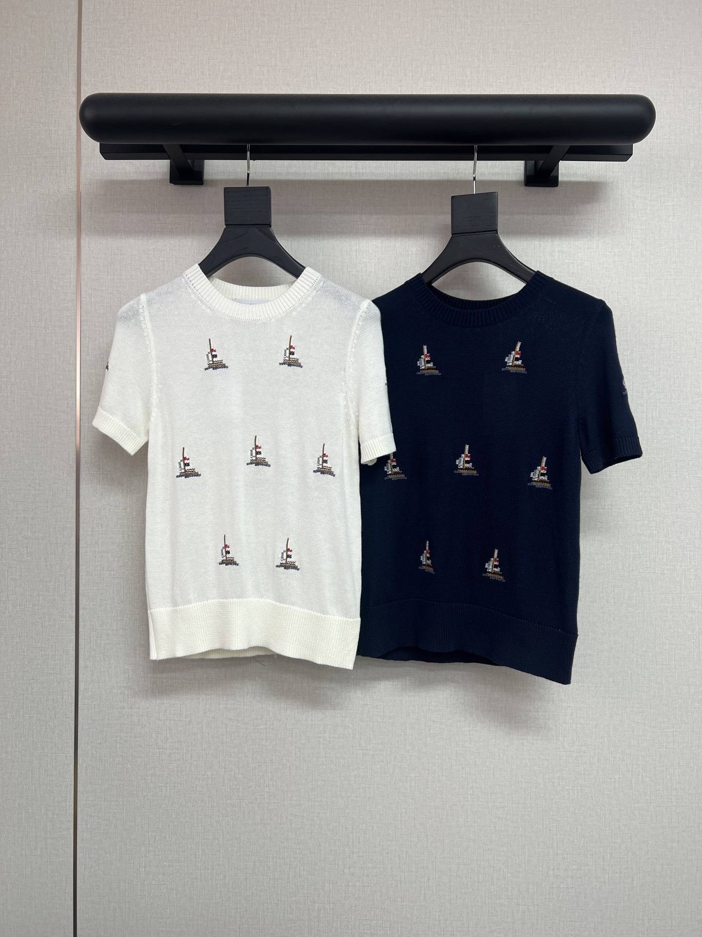 NO:921865,High-quality T*B2026 early autumn new knitted nautical series embroidered sailboat, three-dimensional and exquisite, very distinctive. The light knitted style is very good ~ blue/white SML,,19860909高品质T*B2026早秋新款针织 航海系列刺绣帆船 立体精致很有特点 轻薄针织款式就很好～ 蓝/白SML,,,Women's clothing