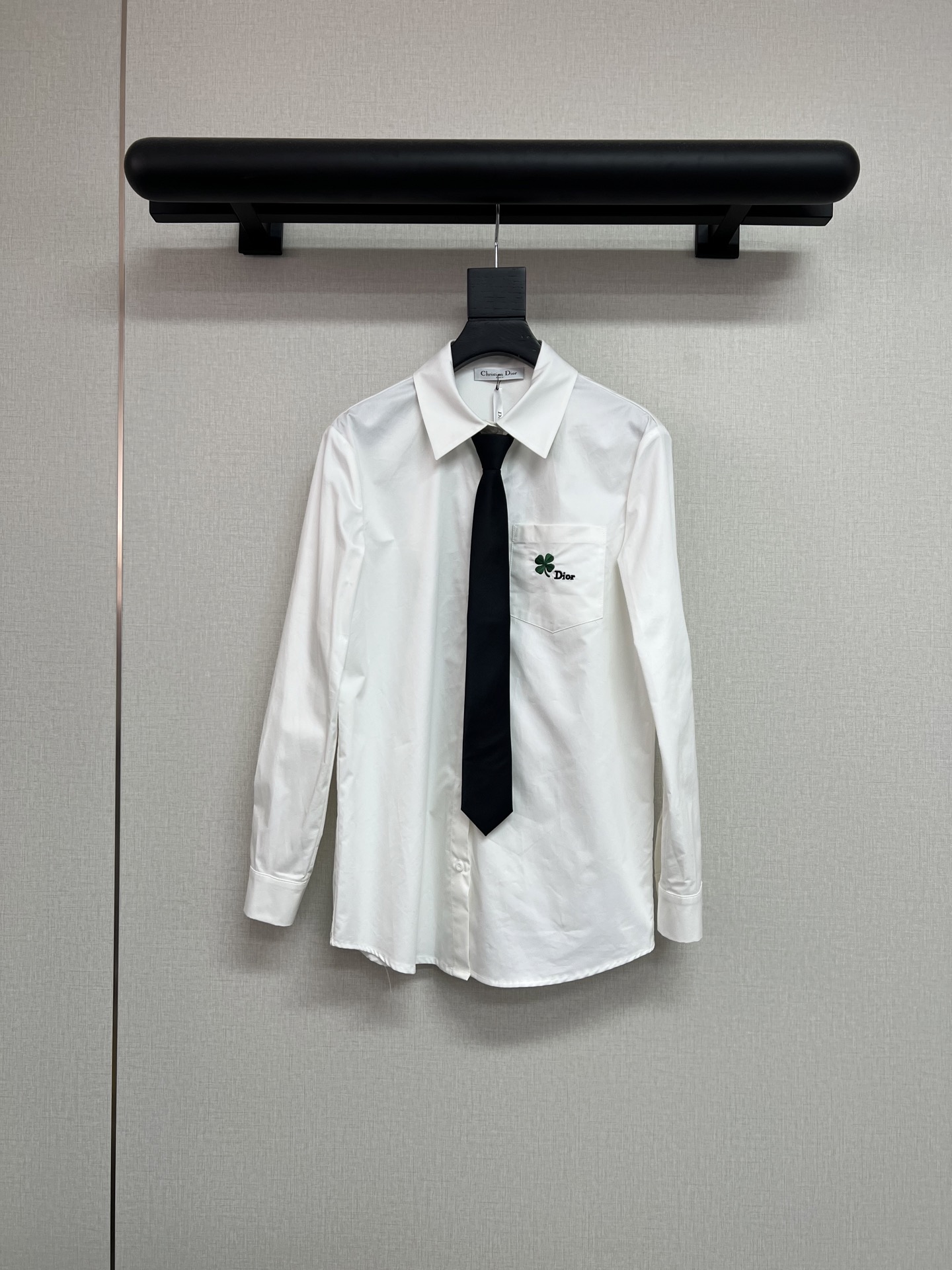 NO:924136,High-quality Dior2026 early autumn new long-sleeved lapel tie shirt with four-leaf clover embroidered long-sleeved design on the chest is just right for the cool mornings and evenings; your own tie is the finishing touch, you don’t have to worry about matching it to have a sense of sophistication, unbuttoning two buttons adds more casualness, pure cotton fabric, high-quality SML,, dior, shirts, ties,19860909高品质Dior2026早秋新款长袖翻领领带衬衫胸前四叶草绣花长袖设计刚好应对早晚微凉；自带领带是点睛之笔,不用费心搭配就有精致感,解开两颗扣子又多了份随性纯棉面料高品质SML,,dior,shirts,ties,,Women's clothing