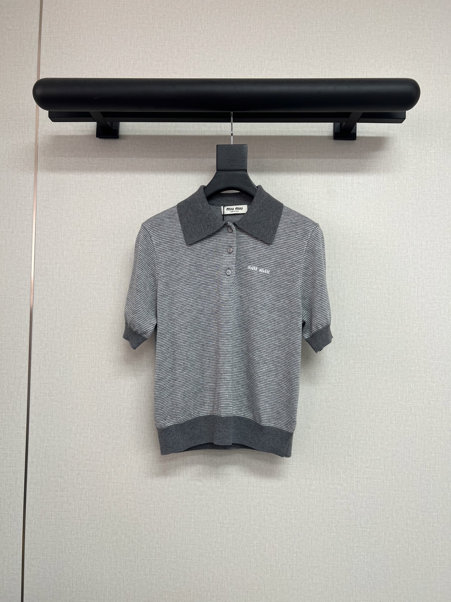 NO:925252,High-quality M1u2026 early autumn new model/grey color ~ Classic Polo collar knitted short-sleeved pinstripe gray color ~ It is a college style item SML, T-shirt,19860909高品质M1u2026早秋新款/格雷系灰～ 经典的Polo领针织短袖 细条纹格雷系灰色调～ 就是学院风的单品SML,,T-shirt,,Women's clothing