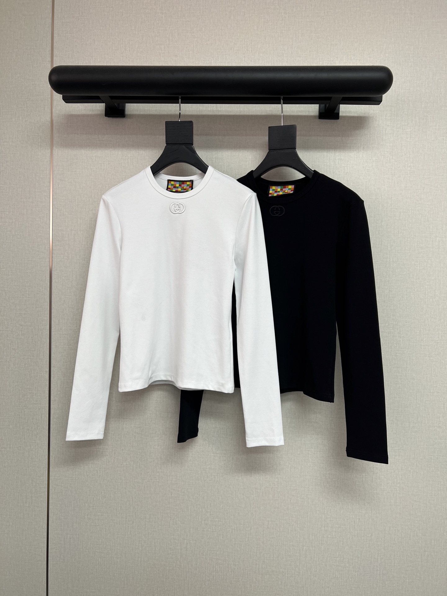 NO:926884,Gucc*2026 early autumn new round neck long-sleeved T-shirt embroidered golo cotton fabric black white SML, gucci, tees, t-shirt,19860909Gucc*2026早秋新款圆领长袖T恤衫 刺绣golo 棉质面料 黑色白色SML,,gucci,tees，t-shirt,,Women's clothing