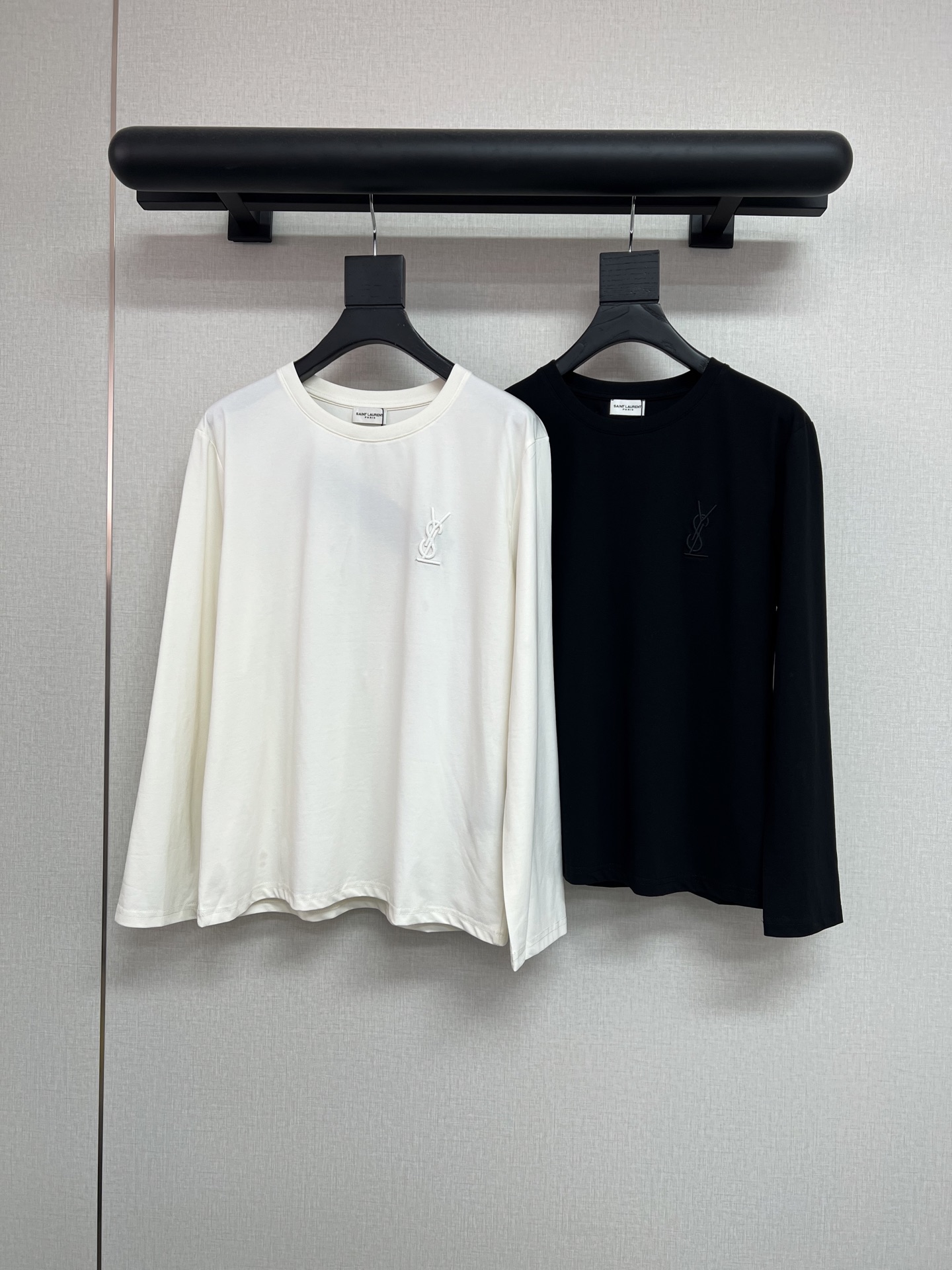 NO:926871,ysl2026 early autumn new round neck long-sleeved T-shirt with embroidered logo, cotton fabric, apricot black SML, saint laurent, tees, t-shirt,19860909ysl2026早秋新款圆领长袖T恤衫刺绣logo 棉质面料杏色黑色SML,,saint laurent,tees，t-shirt,,Women's clothing