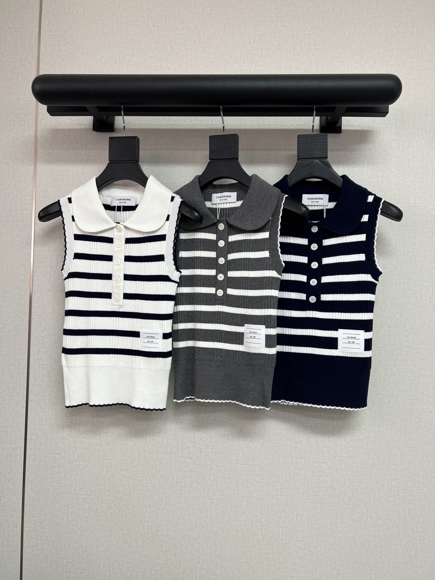 NO:926864,High-quality T*B 2026 early autumn series new product, classic color-blocking knitted vest, three colors in super good-looking British style, tb family classic color matching ~ gray/white/blue SML,,19860909高品质T*B2026早秋系列新品 经典拼色针织背心 三色入超级好看的英伦风 tb家经典配色～ 灰/白/蓝SML,,,Women's clothing
