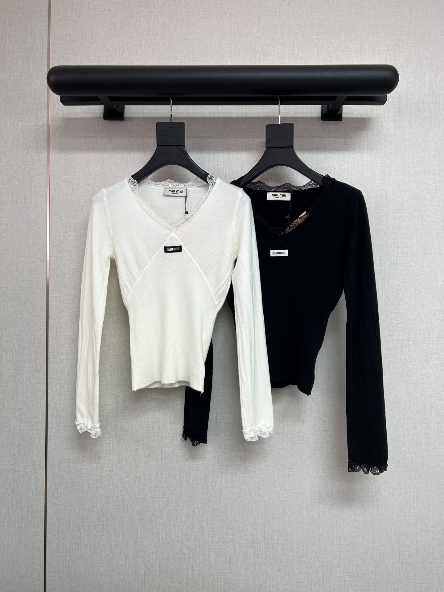 NO:928139,miu2026 early autumn new style neckline lace design long sleeves chest patch embroidery logo two colors SML,,miumiu,19860909miu2026早秋新款领口蕾丝设计长袖 胸口贴布刺绣logo 两色SML,,miumiu,,Women's clothing