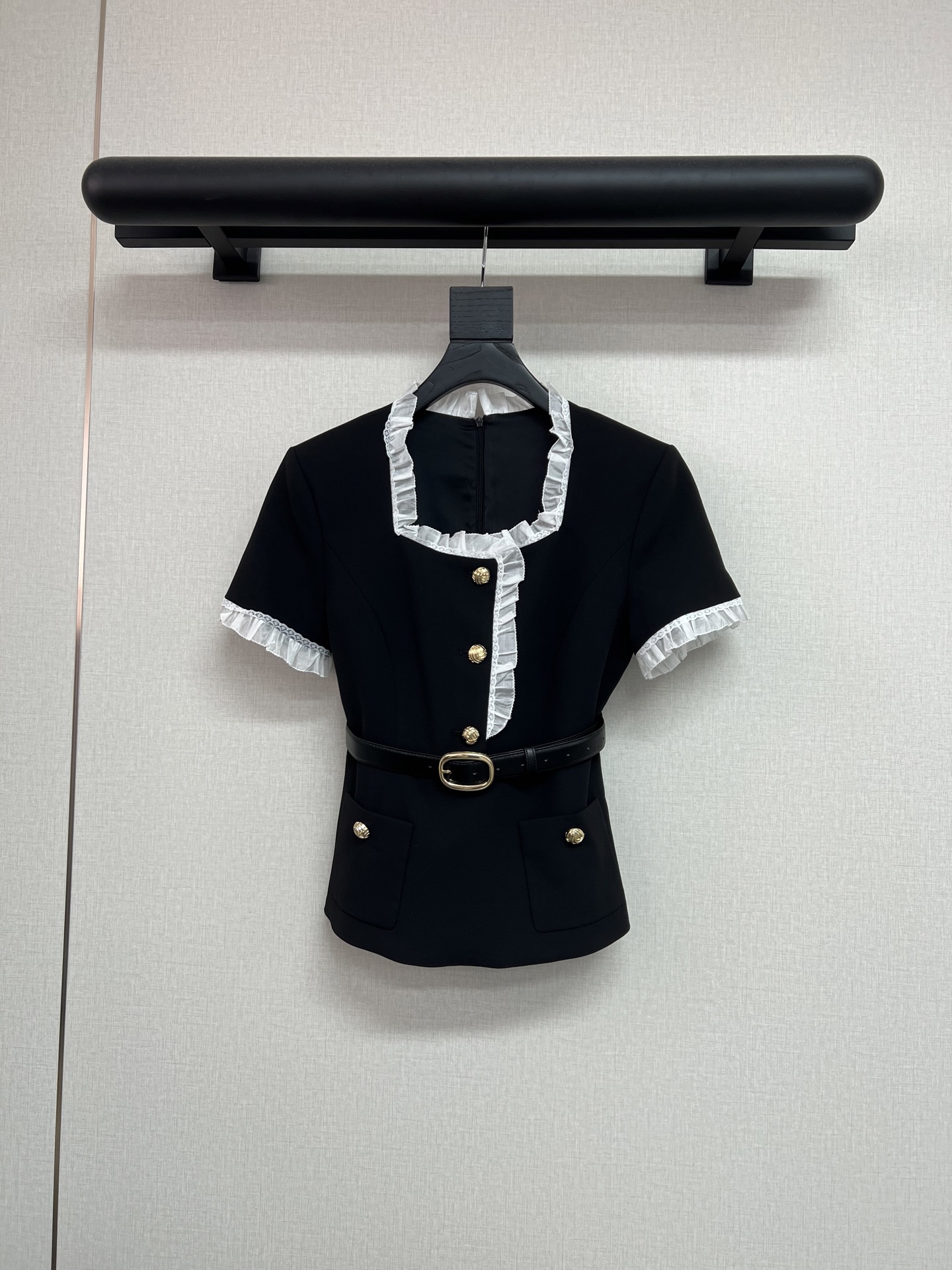 NO:928119,High-quality S* early autumn new style/Yang Chaoyue's same style top. It has the instant sense of a small right-shoulder suit. It is very stylish and very slim~ Made of high-density tangled fabric and high solid color in black. Customized lace and silk crafts~ Delivery belt!  What my sister wears is so beautiful. SML,,business suit,19860909高品质S*早秋新款/杨超越同款上衣 正肩小西装的即视感 非常有型而且很显瘦呢～ 采用高密乱麻面料高固色黑 定制花边对丝工艺～ 配送腰带！ 超越妹妹穿的真好看 SML,,business suit,,Women's clothing