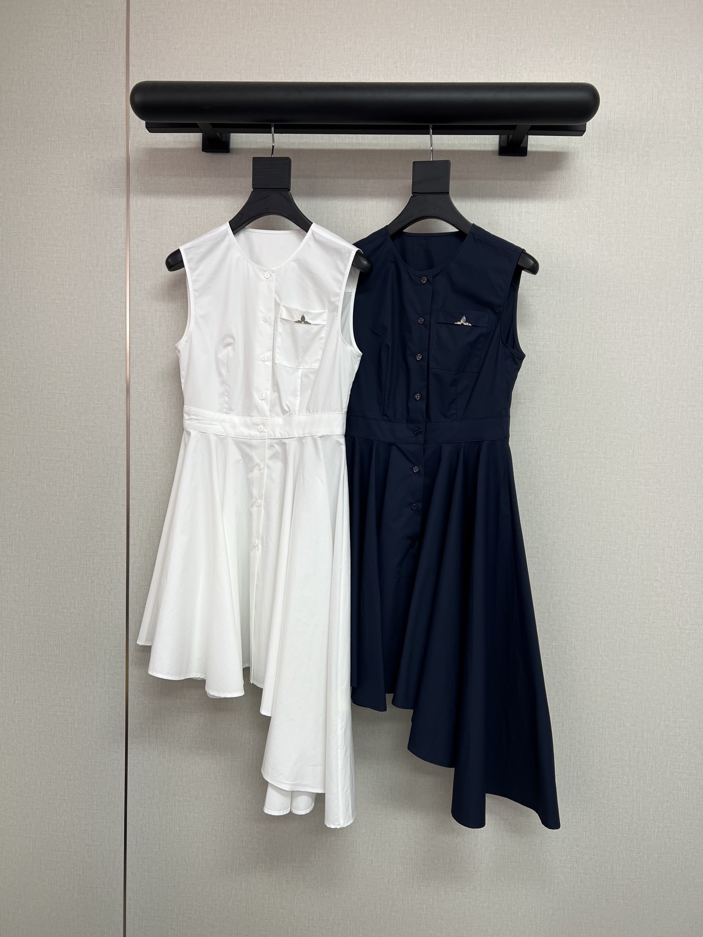 NO:932465,High-quality Lvv brand 2026 summer new style/same style as Ouyang Nana. The asymmetric design is very personalized. Classic silver decorations are used. It is made of pure cotton fabric, which is light, breathable, comfortable and easy to wear~ Classic white/navy blue SML,, louis vuitton,19860909高品质L驴V牌2026夏季新款/欧阳娜娜同款 不对称设计非常有个性 经典银色装饰品点缀 采用全棉面料轻薄透气舒适好穿～ 经典白/藏蓝SML,,louis vuitton,,Women's clothing