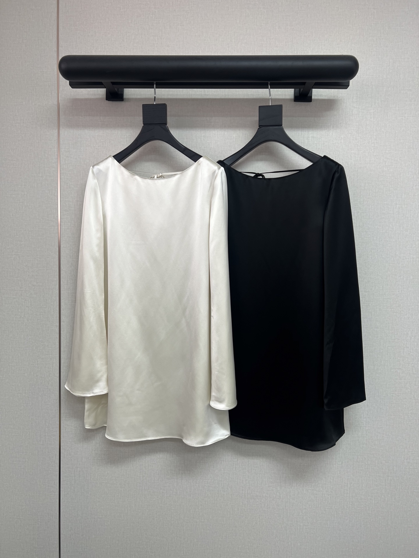NO:944706,High-quality R0w style ~ acetate satin long-sleeved minimalist dress. Really super high-end minimalist style. Made of 75% acetate fabric. The fabric is about advanced tailoring but simple ~ micro-flared sleeves and mid-skirt length ~ small low-neck embellishment on the back ~ ivory white/black SML,,skirts,19860909高品质R0w风～醋酸缎长袖极简连衣裙 真的超级高级的极简风 采用75醋酸面料 面料约高级剪裁约简单～ 微喇叭袖中裙长度～ 后背小低领系点缀～ 象牙白/黑色SML,,skirts,,Women's clothing