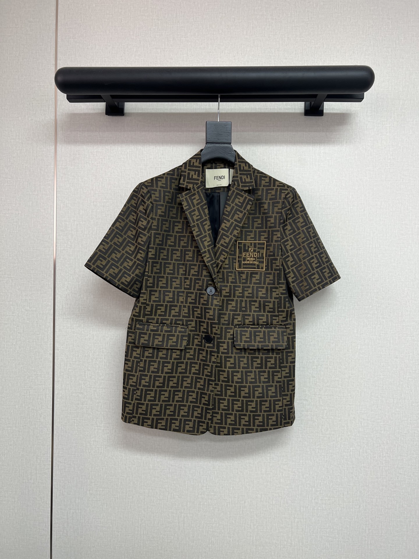 NO:949491,High-quality FENDI2026 early autumn new FF letter logo short-sleeved suit jacket has a loose and crisp version with a neat aura, the shoulder line is soft and not oppressive, looks slim and hides flesh. The logo embroidered brand on the chest is decorated with a western style and a big-name style. SML,,fendi,jackets & coats,T-shirt,business suit,19860909高品质FENDI2026早秋新款FF字母logo短袖西装外套宽松挺括版型自带利落气场,肩线柔和不压人,显瘦又藏肉.胸前logo刺绣牌牌装饰洋气大牌范儿十足SML,,fendi,jackets & coats,T-shirt,business suit,,Women's clothing