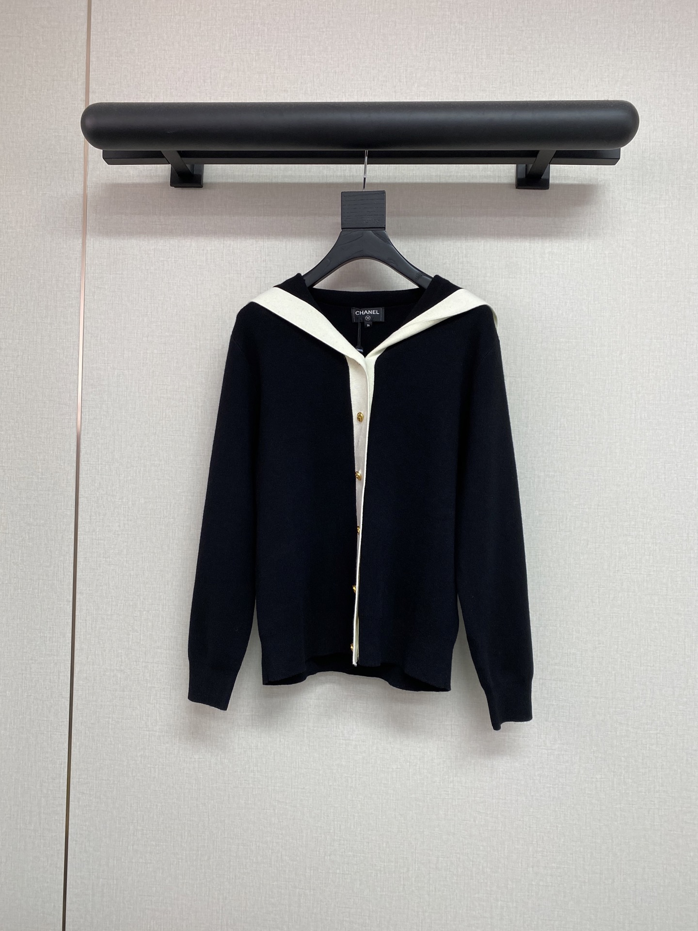 NO:951015,The new high-quality Cha*el 2026 autumn and winter series, the contrasting color cardigan knitted jacket is here~ It’s simply good-looking SML,,jackets & coats,19860909高品质Cha*el2026秋冬系列新品 撞色开衫针织外套来啦～ 简简单单就是好看 SML,,jackets & coats,,Women's clothing