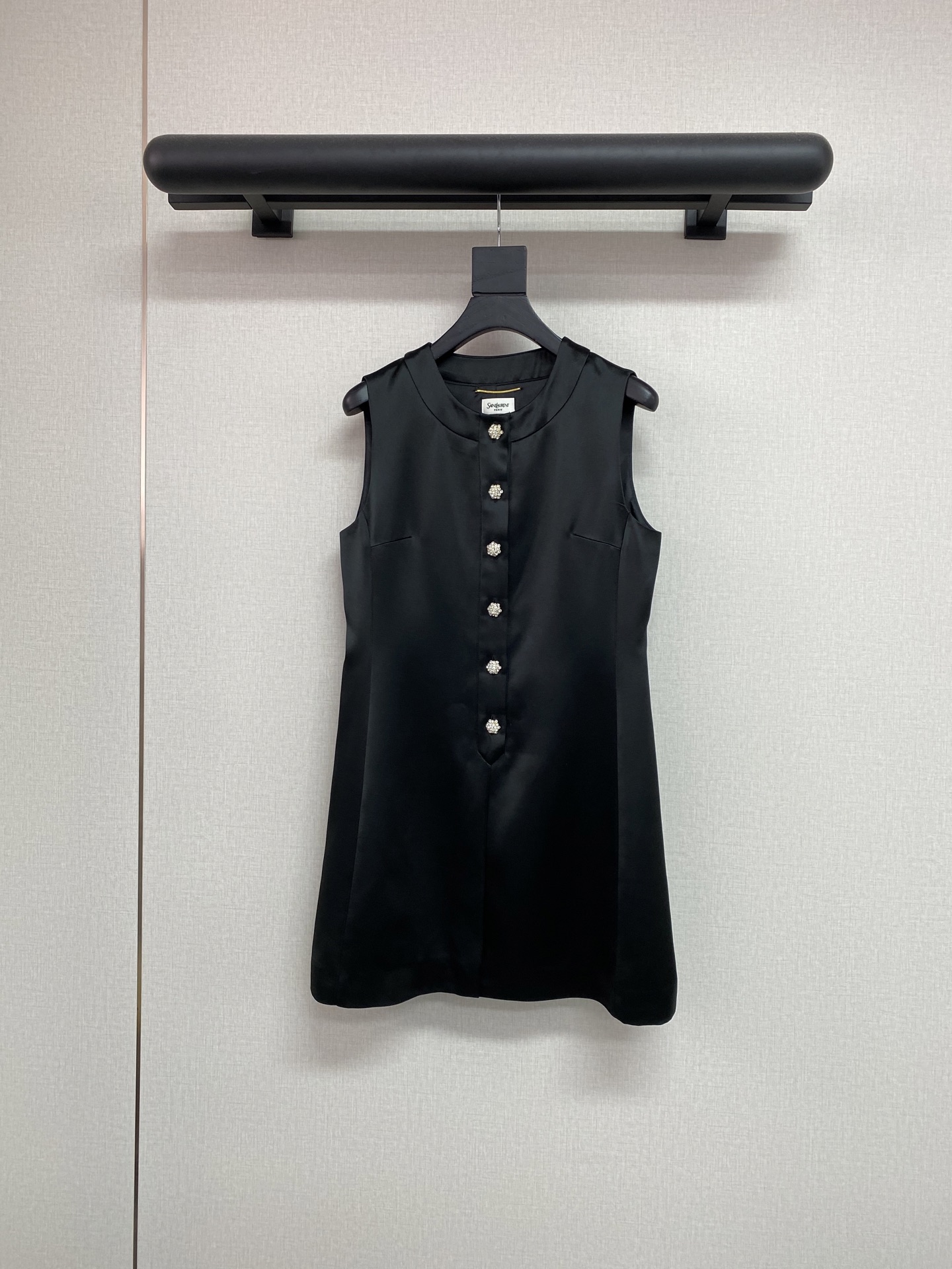 NO:950992,High-quality Y*SL26FW new product in the early autumn series. 75 acetate sleeveless little black dress. It is just right to wear at the moment. It looks slim, high-end and fashionable ~ customized rhinestone buckle. High-end acetate fabric, dry cleaning is recommended (not machine washable). Please do not remove the pear paper on the buttons when trying it on!  Everything will be checked!  The hook fabric cannot be processed!  Thank you for your understanding~. SML,,skirts,19860909高品质Y*SL26FW早秋系列新品 75醋酸无袖小黑裙 当下穿真的刚刚好 显瘦高级又时髦～定制水钻扣 高端醋酸面料,建议干洗（不可机洗） 试穿请勿拆扣子上的雪梨纸！都会检查好！ 勾丝面料无法处理！谢谢理解～. SML,,skirts,,Women's clothing
