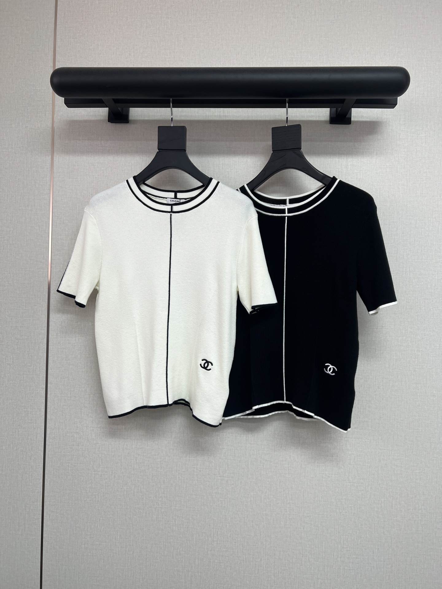 NO:957107,High-quality Chanel26B new product in the early autumn series. Simple black and white lines and color matching can design such a beautiful and fashionable item. Knitted short-sleeved early autumn bi-level item. Two-color SML, T-shirt,19860909高品质Cha香nel26B早秋系列新品 黑白简洁的线条拼色 就能设计出这么好看时髦的单品 针织短袖早秋bi入单品 两色SML,,T-shirt,,Women's clothing