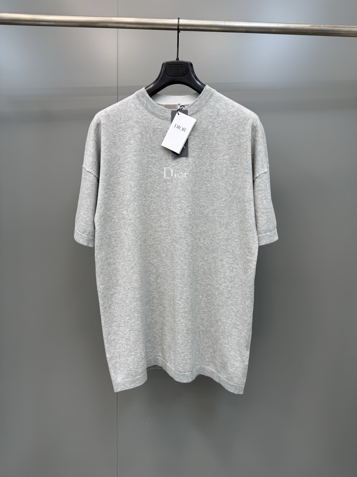 NO:823093,The new CD26ss T-shirt highlights a simple and elegant silhouette. It is carefully made of gray cotton knitted fabric and decorated with a ribbed round neck. The white hollow Dior logo embroidery on the chest enhances the style. It can be paired with tailoring trousers or sportswear., Dior-clothing, dior, dior,19860909CD26ss新款 T 恤突显朴素优雅的廓形.采用灰色棉质针织面料精心制作,饰以罗纹圆领,胸前装点白色镂空 Dior 标志刺绣提升格调.可与精裁长裤或运动服饰搭配.,迪奥-服装,dior,dior,,Women's clothing