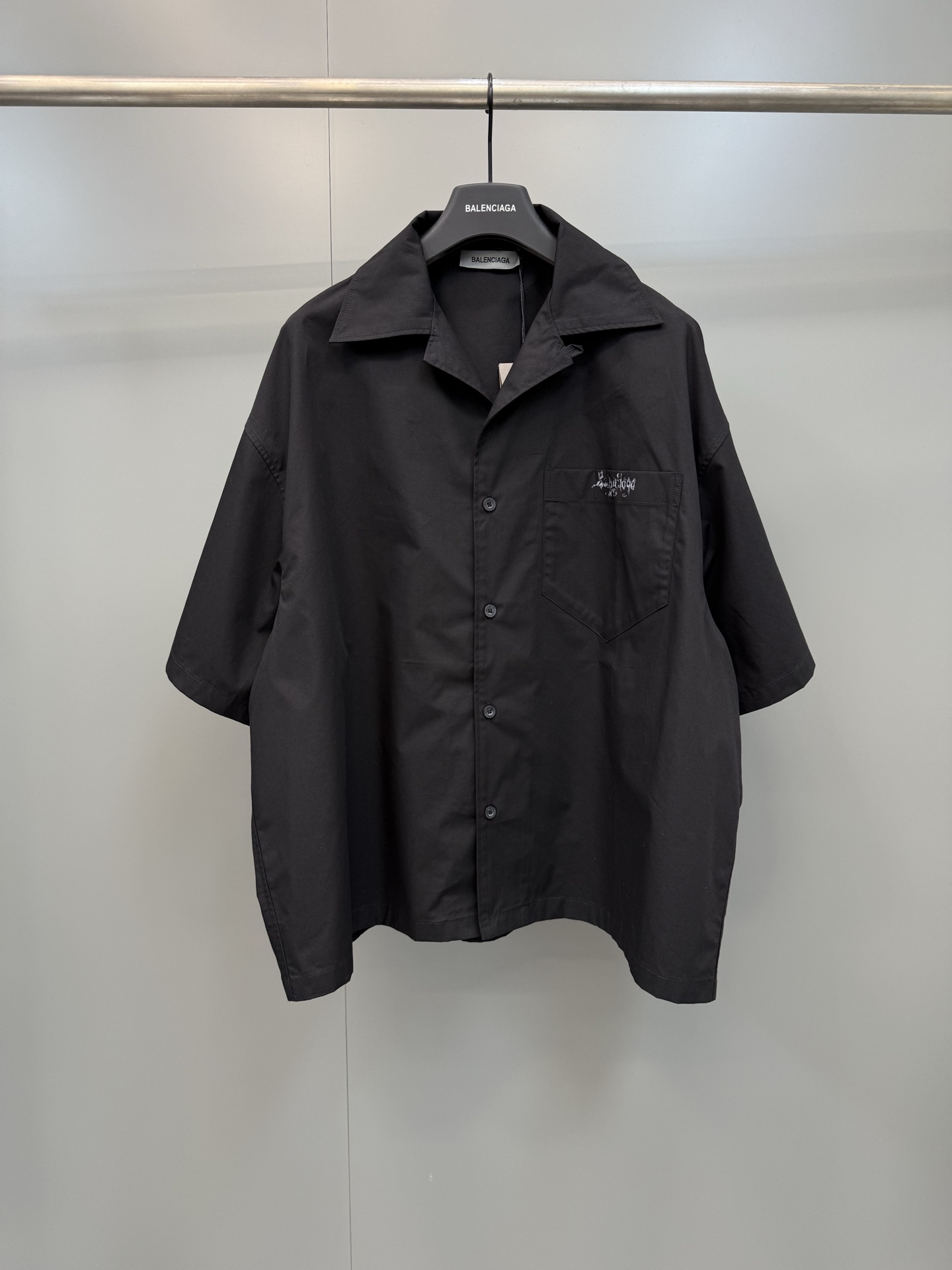 NO:823097,Balenciaga 26ss new Sketchy black cotton poplin short-sleeved bowling shirt, cotton poplin shirt collar, loop detail on the left side, 4 mother-of-pearl button closures on the front, 1 left chest pocket, sketchy artwork print on the chest and back, engraved Balenciaga logo buttons., Balenciaga - clothing, balenciaga, balenciaga, balenciaga, shirts, T-shirt,19860909巴黎家26ss新款Sketchy黑色棉府绸短袖保龄球衫, 棉府绸衬衫领,左侧饰以环袢细节,正面4枚珍珠母贝纽扣开合, 1个左侧胸袋,胸部和背面饰以sketchy艺术作品印花,镌刻Balenciaga标识纽扣.,巴黎世家-服装,balenciaga,balenciaga,balenciaga,shirts,T-shirt,,Women's clothing