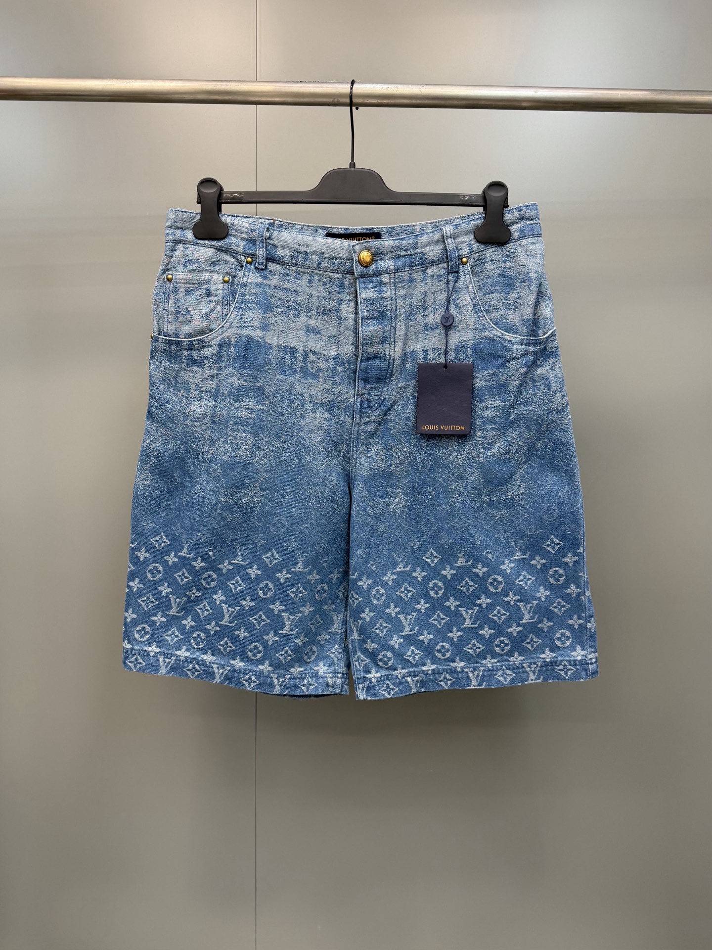 NO:852888,Lujia 26ss new jeans stand out with their fresh color and classic style. On the medium-wash fabric, the same tone of Monogram jacquard quietly blooms, while the chic Damier leather label cleverly echoes the brand's leather goods tradition. It is easy to integrate into daily looks and can also be worn with matching shirts., Louis Vuitton - Clothing, louis vuitton, louis vuitton, louis vuitton, jeans, shirts,19860909驴家26ss新款牛仔裤以其清新姿彩与经典型格脱颖而出.中度水洗面料上,同色调的 Monogram 提花悄然绽放,而别致的 Damier 皮革标签则巧妙呼应了品牌的皮具传统.易于融入日常造型,亦可与配套衬衫成套穿着.,路易威登-服装,louis vuitton,louis vuitton,louis vuitton,jeans,shirts,,Women's clothing